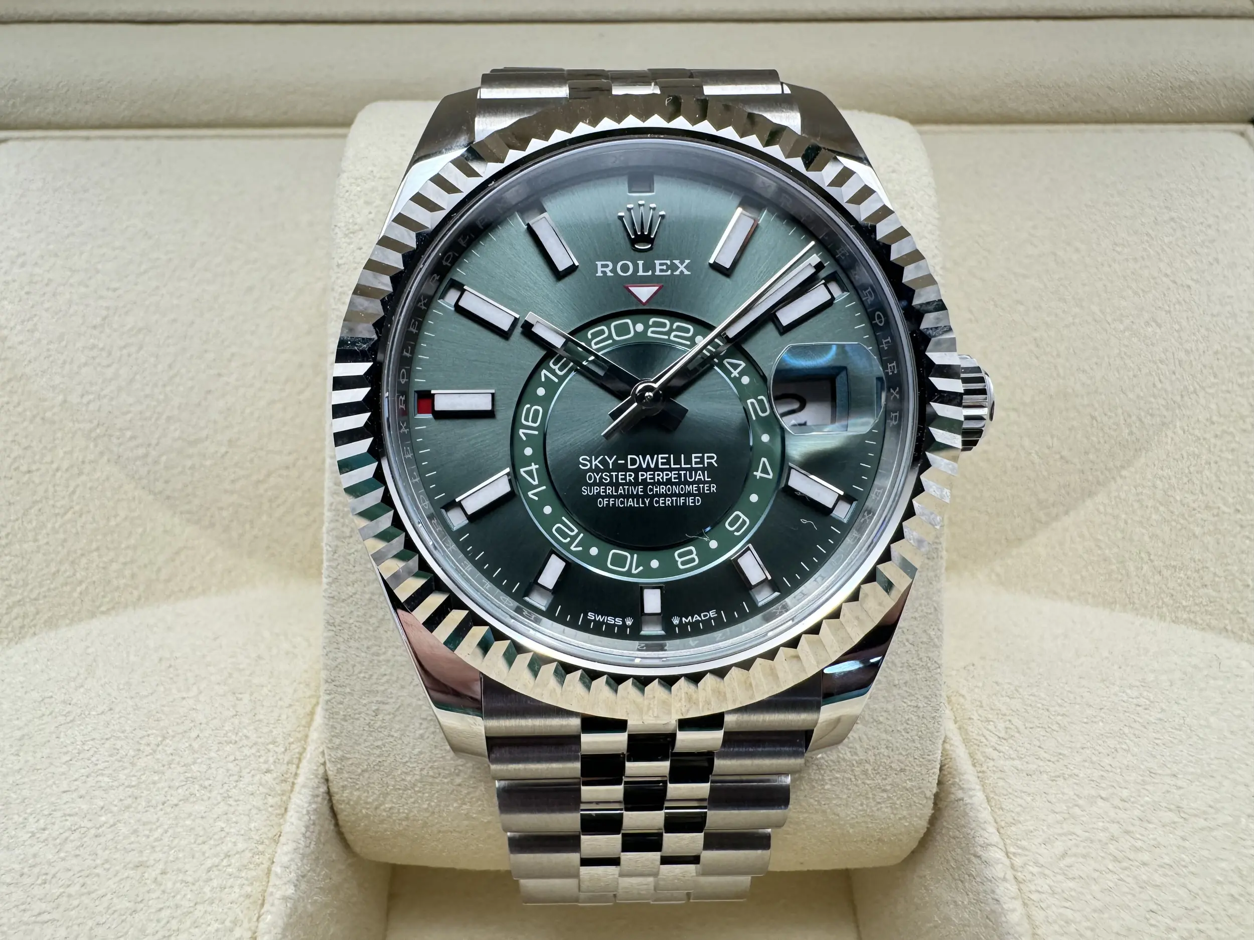 Rolex Sky-Dweller 42mm | Groene Wijzerplaat & 18K Witgoud (Gegroefde Bezel/Lunette) | Jubilee | 336934
