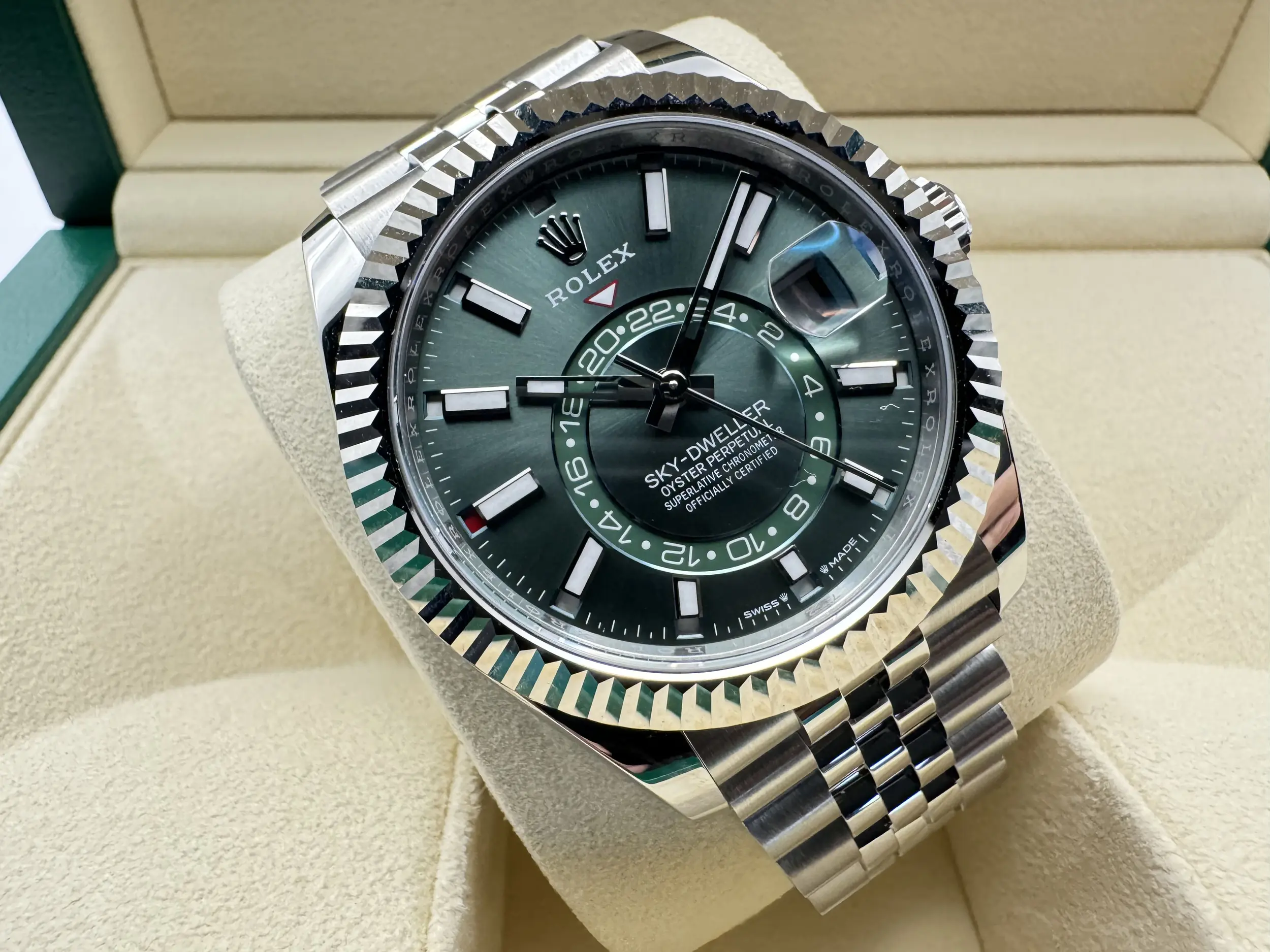 Rolex Sky-Dweller 42mm | Groene Wijzerplaat & 18K Witgoud (Gegroefde Bezel/Lunette) | Jubilee | 336934 - Image 4