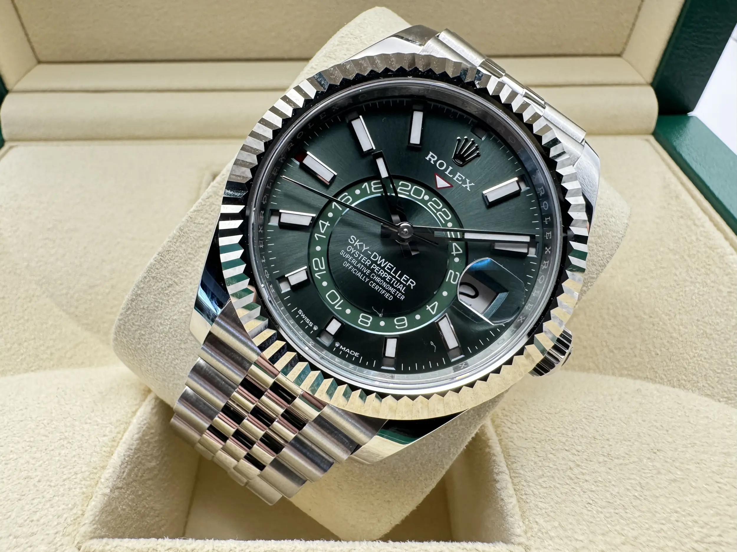 Rolex Sky-Dweller 42mm | Groene Wijzerplaat & 18K Witgoud (Gegroefde Bezel/Lunette) | Jubilee | 336934 - Image 6
