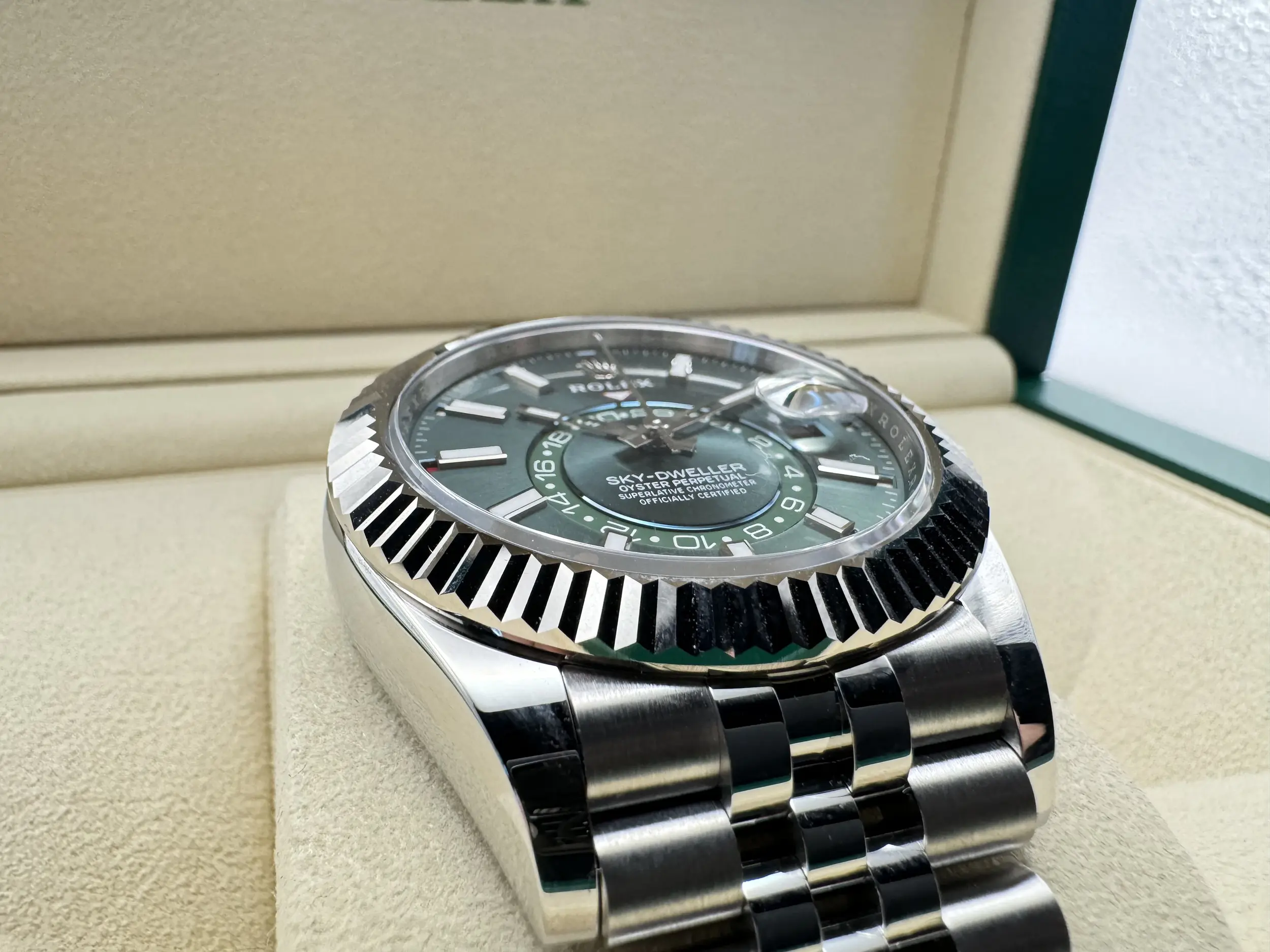 Rolex Sky-Dweller 42mm | Groene Wijzerplaat & 18K Witgoud (Gegroefde Bezel/Lunette) | Jubilee | 336934 - Image 10