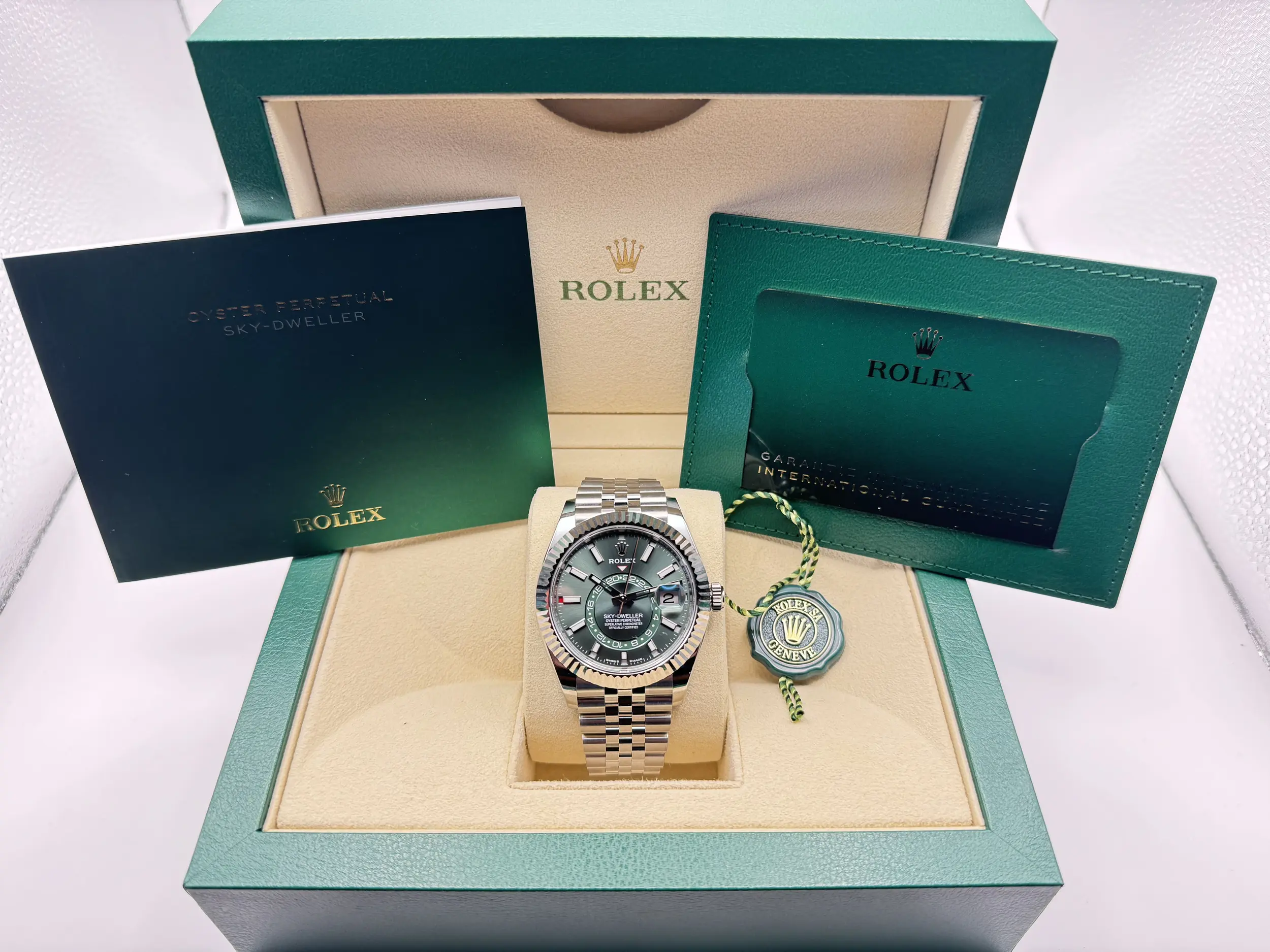 Rolex Sky-Dweller 42mm | Groene Wijzerplaat & 18K Witgoud (Gegroefde Bezel/Lunette) | Jubilee | 336934 - Image 2