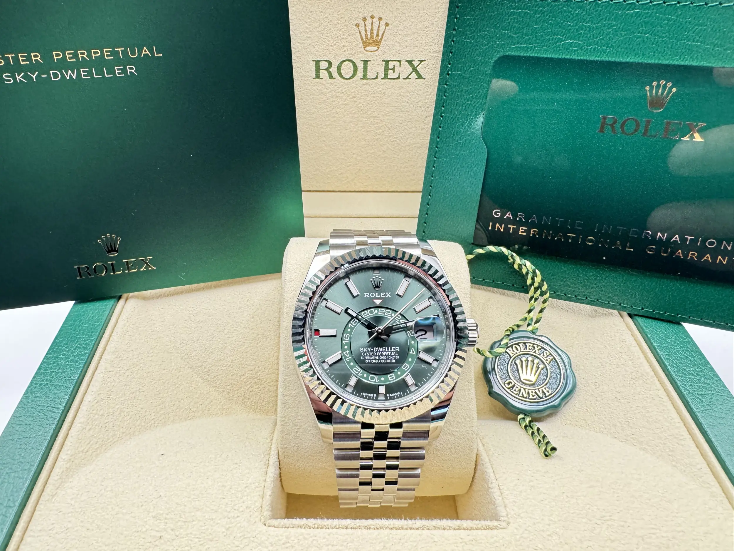 Rolex Sky-Dweller 42mm | Groene Wijzerplaat & 18K Witgoud (Gegroefde Bezel/Lunette) | Jubilee | 336934 - Image 3