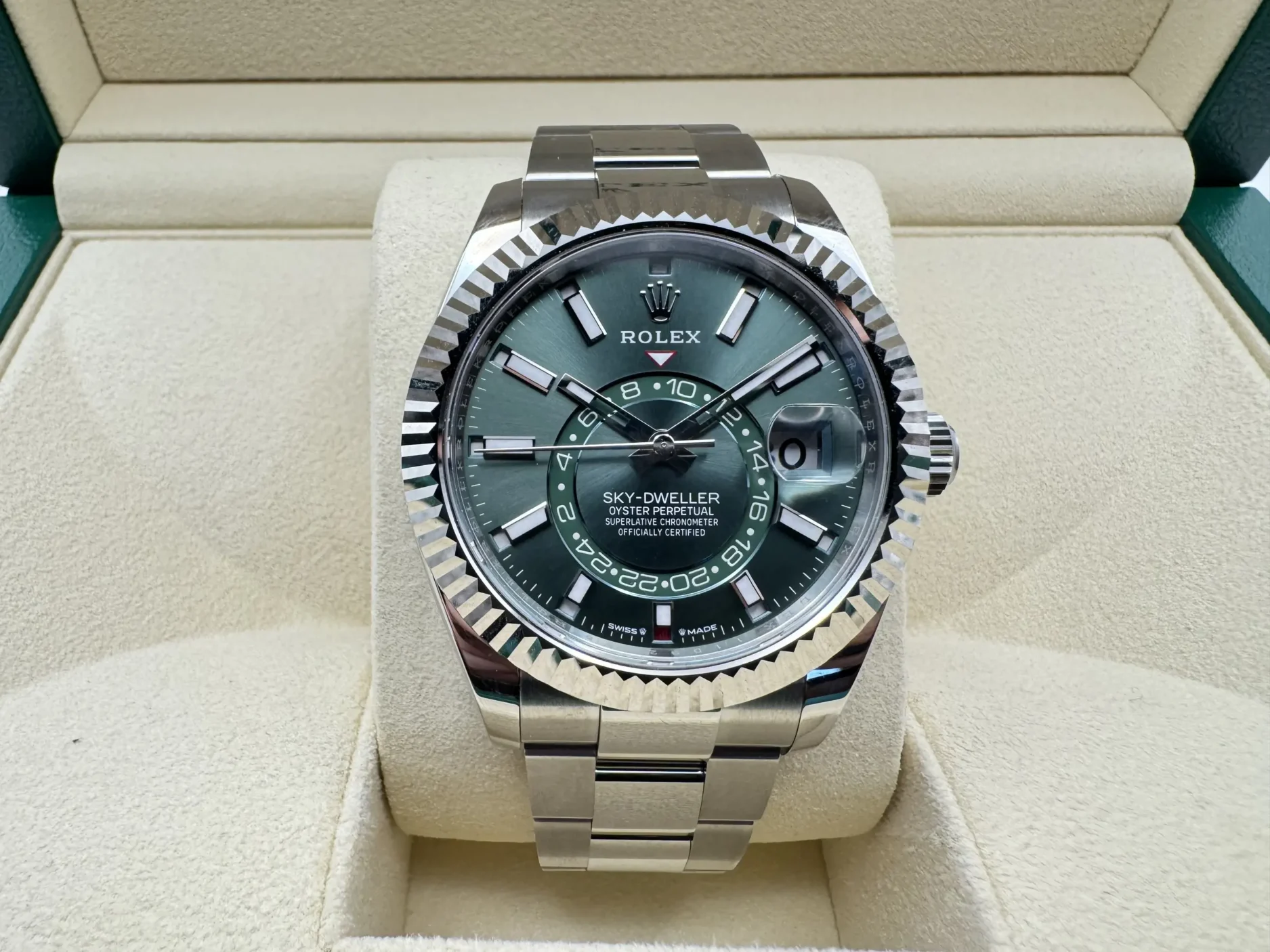 Rolex Sky-Dweller 42mm | Groene Wijzerplaat & 18K Witgoud (Gegroefde Bezel/Lunette) Oystersteel | 336934