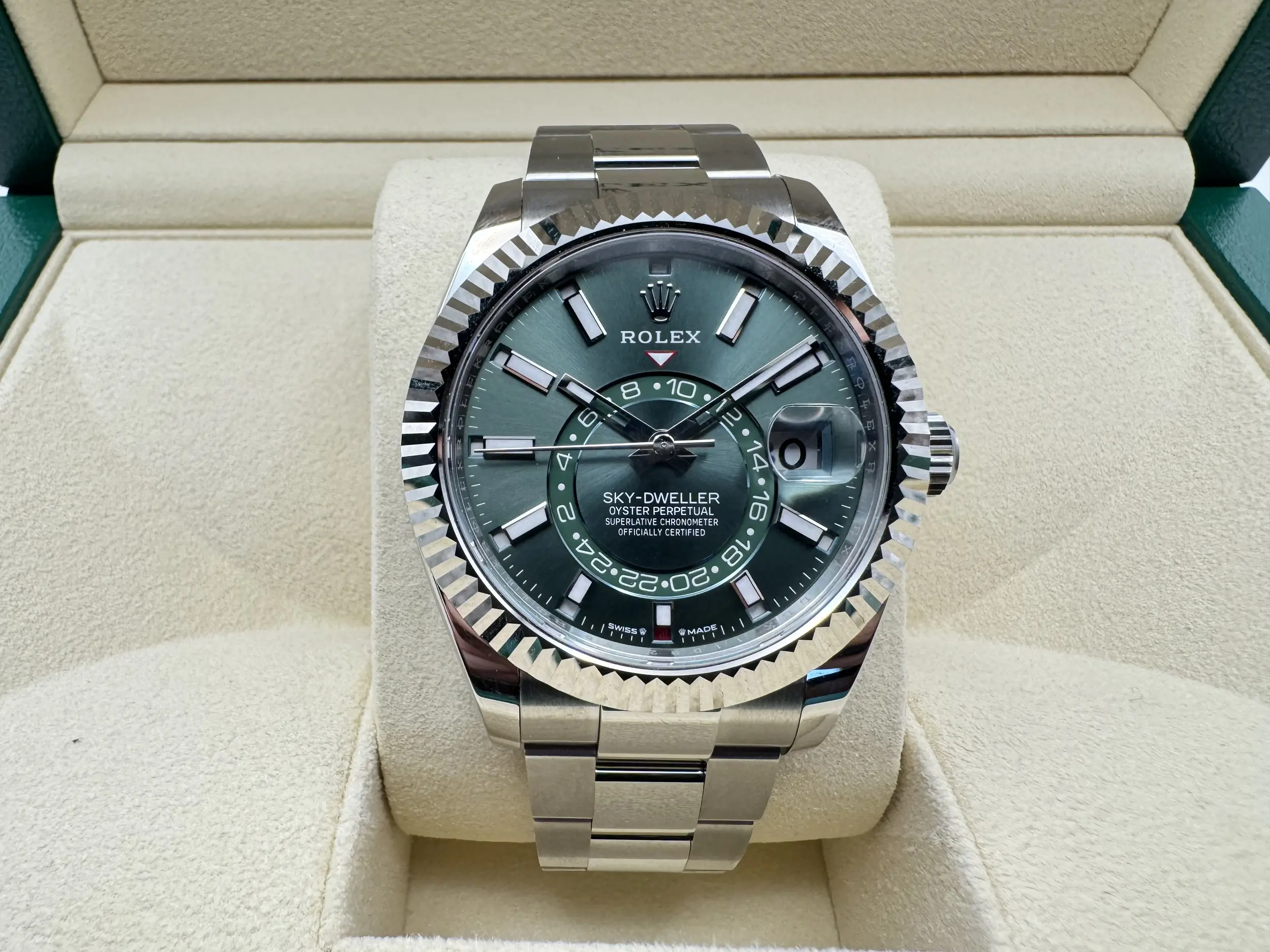Rolex Sky-Dweller 42mm | Groene Wijzerplaat & 18K Witgoud (Gegroefde Bezel/Lunette) Oystersteel | 336934