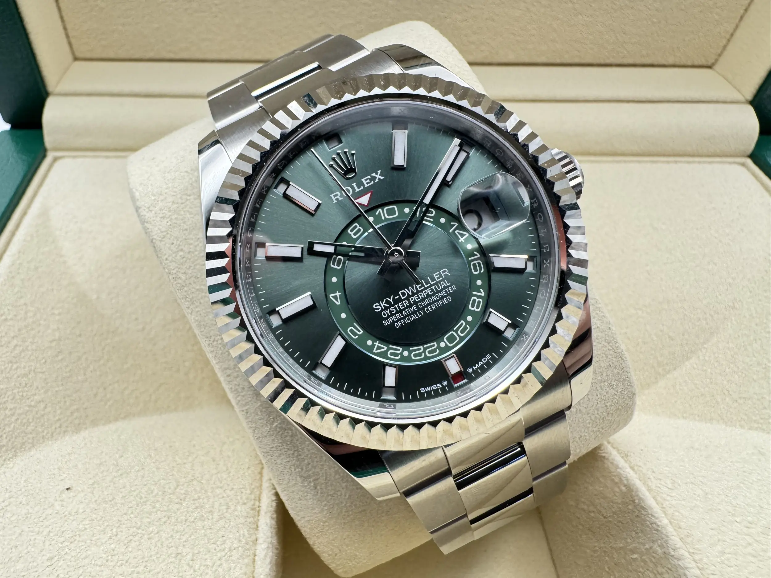 Rolex Sky-Dweller 42mm | Groene Wijzerplaat & 18K Witgoud (Gegroefde Bezel/Lunette) Oystersteel | 336934 - Image 7
