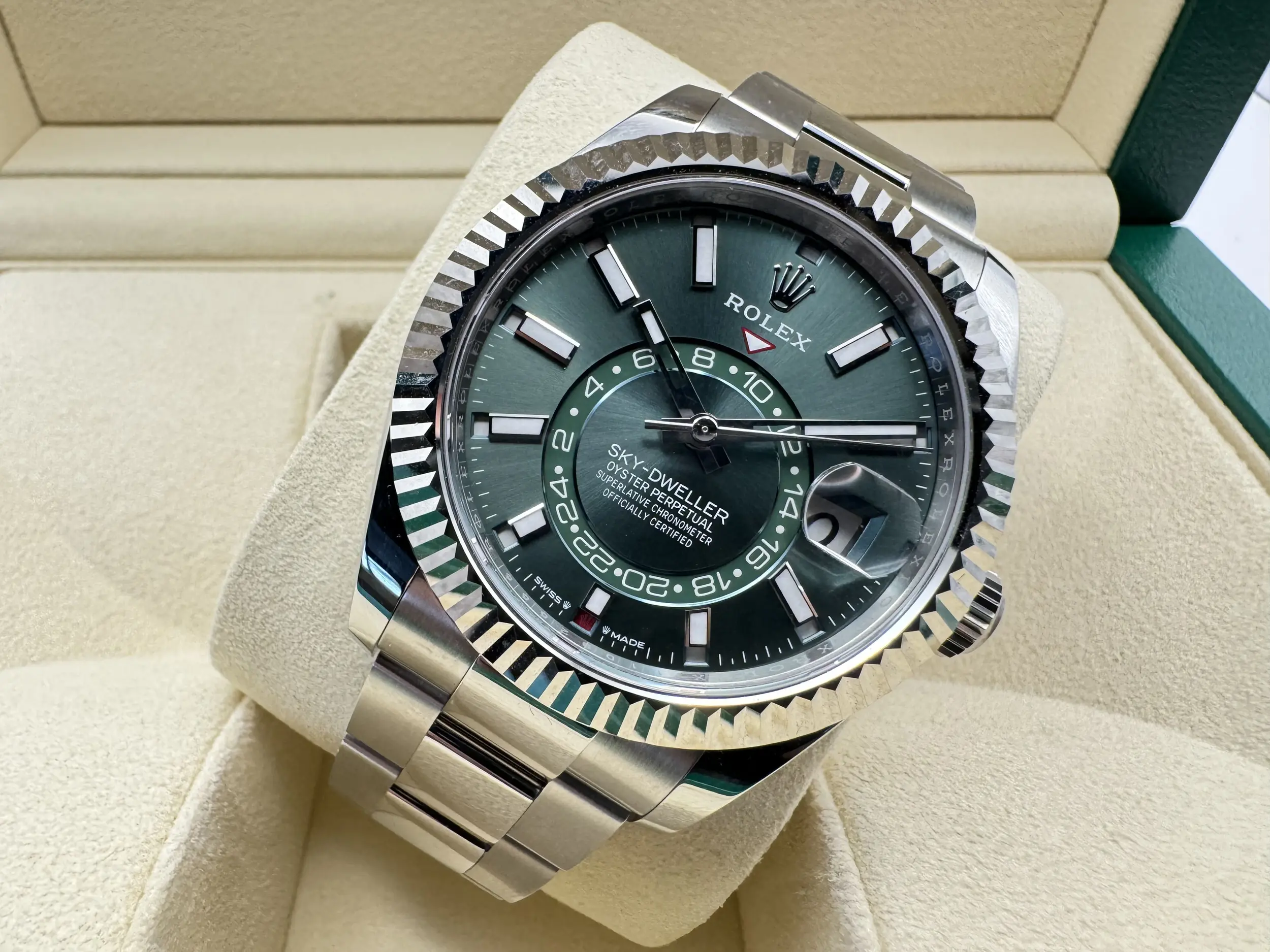 Rolex Sky-Dweller 42mm | Groene Wijzerplaat & 18K Witgoud (Gegroefde Bezel/Lunette) Oystersteel | 336934 - Image 4