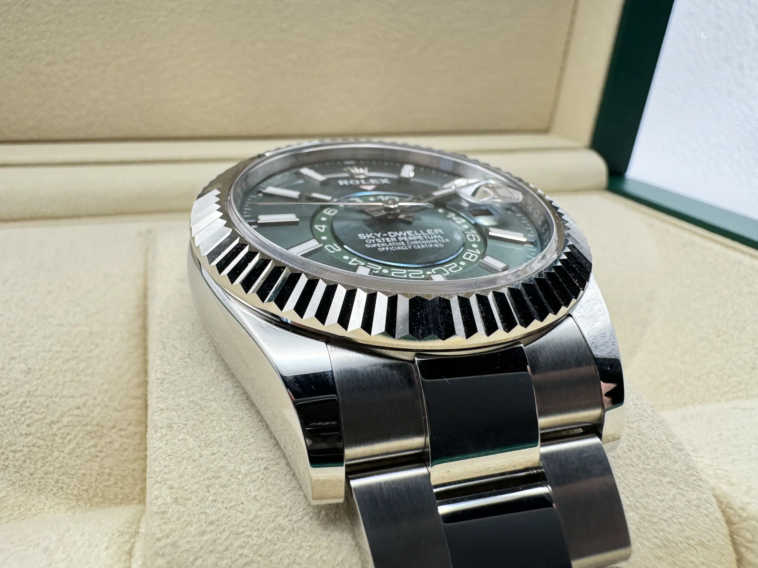 Rolex Sky-Dweller 42mm | Groene Wijzerplaat & 18K Witgoud (Gegroefde Bezel/Lunette) Oystersteel | 336934 - Image 5