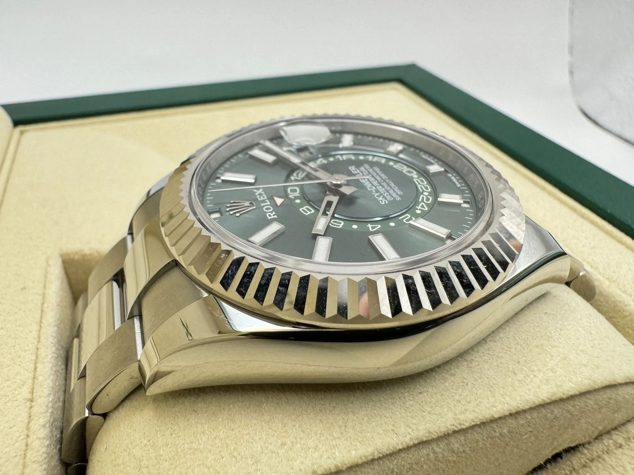 Rolex Sky-Dweller 42mm | Groene Wijzerplaat & 18K Witgoud (Gegroefde Bezel/Lunette) Oystersteel | 336934 - Image 11