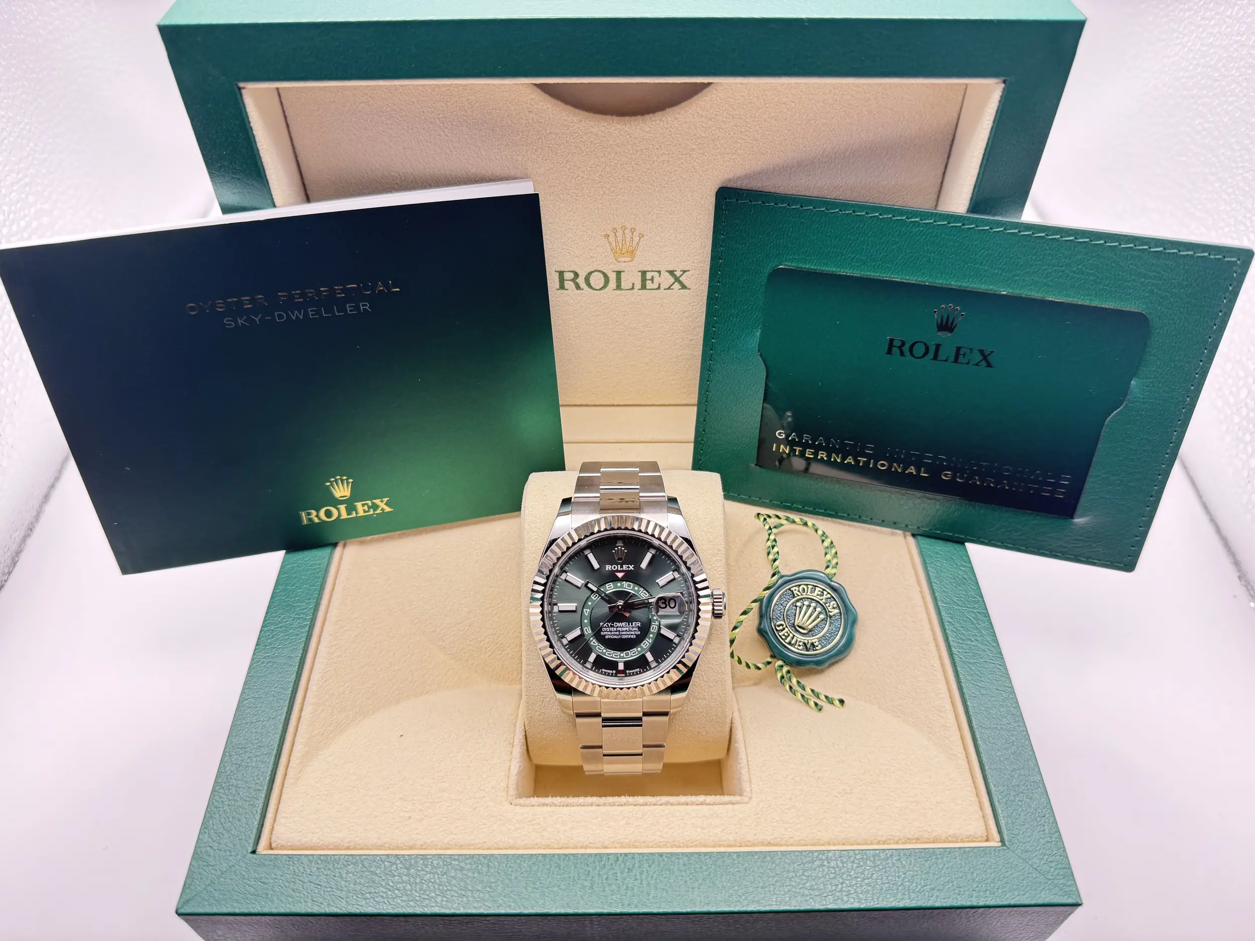 Rolex Sky-Dweller 42mm | Groene Wijzerplaat & 18K Witgoud (Gegroefde Bezel/Lunette) Oystersteel | 336934 - Image 2