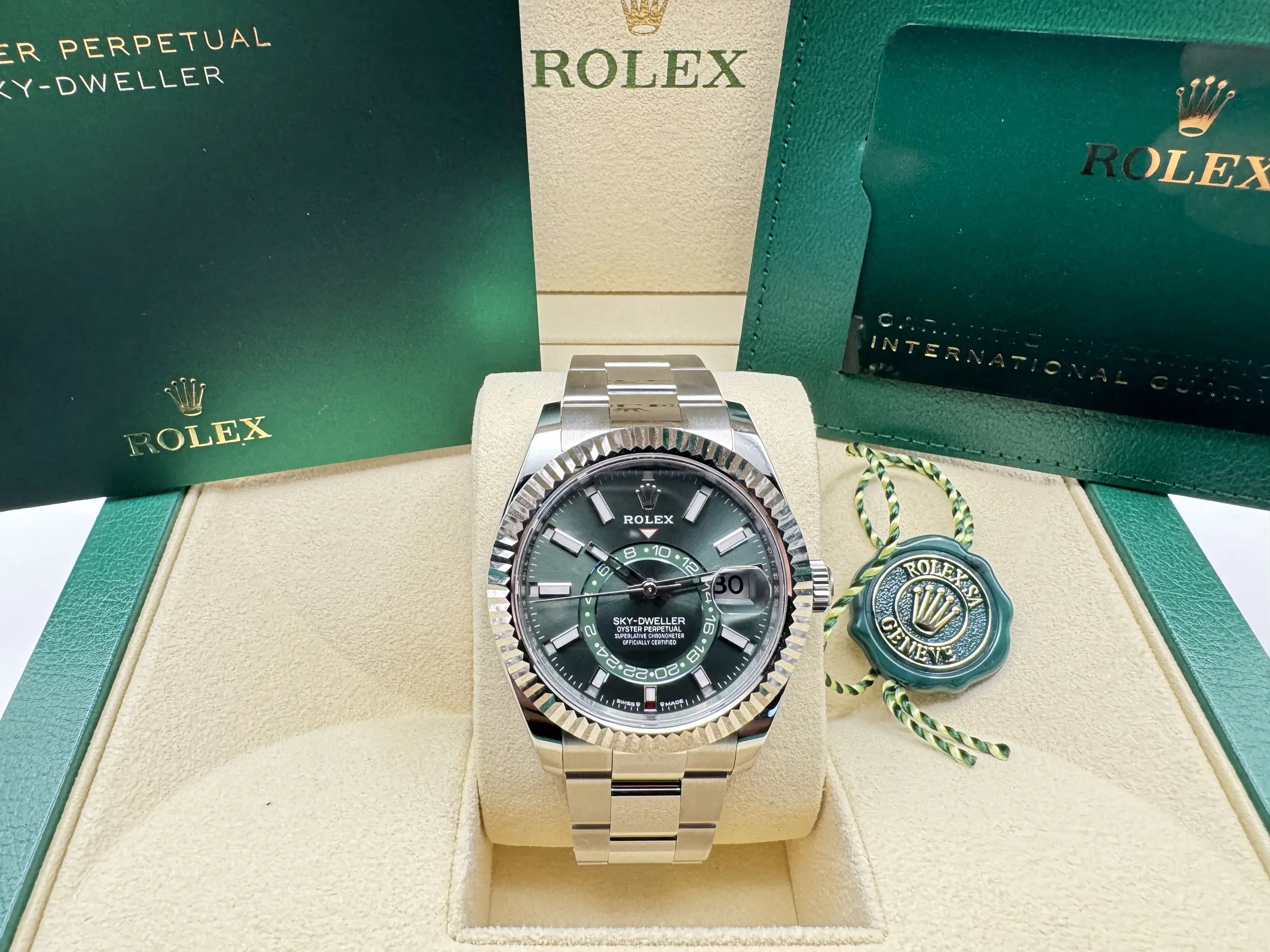 Rolex Sky-Dweller 42mm | Groene Wijzerplaat & 18K Witgoud (Gegroefde Bezel/Lunette) Oystersteel | 336934 - Image 3