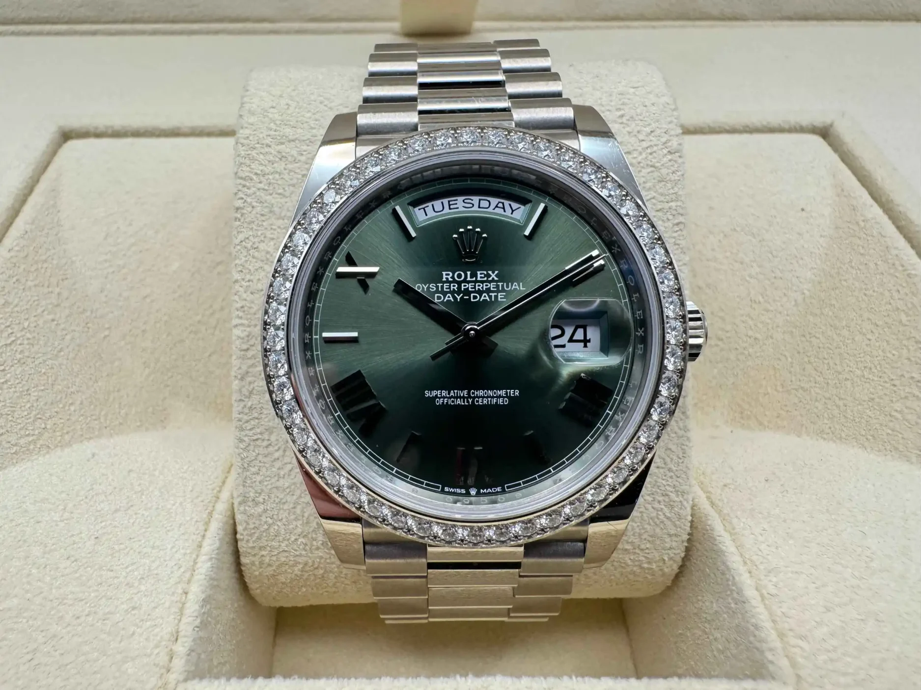 Rolex Daydate 40mm | Olijf Groene Wijzerplaat | President Massief Witgoud 18K | 52 Diamanten 2.8ct Lunette | 228349RBR