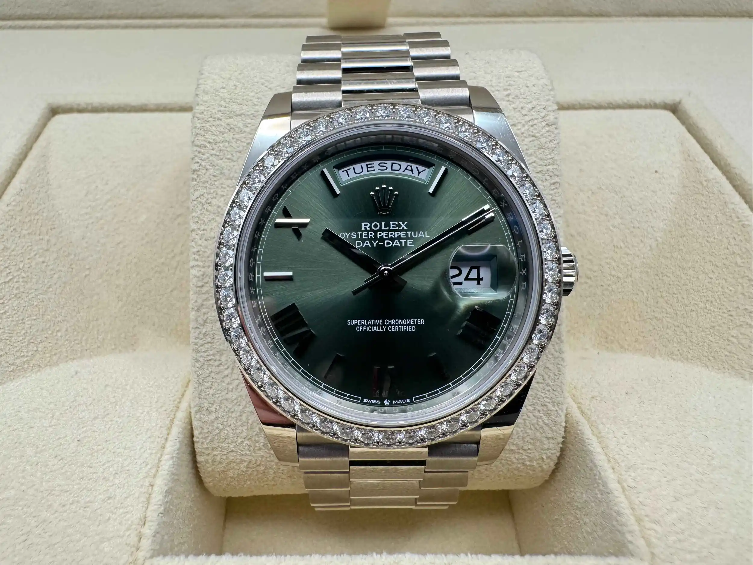 Rolex Daydate 40mm | Olijf Groene Wijzerplaat | President Massief Witgoud 18K | 52 Diamanten 2.8ct Lunette | 228349RBR