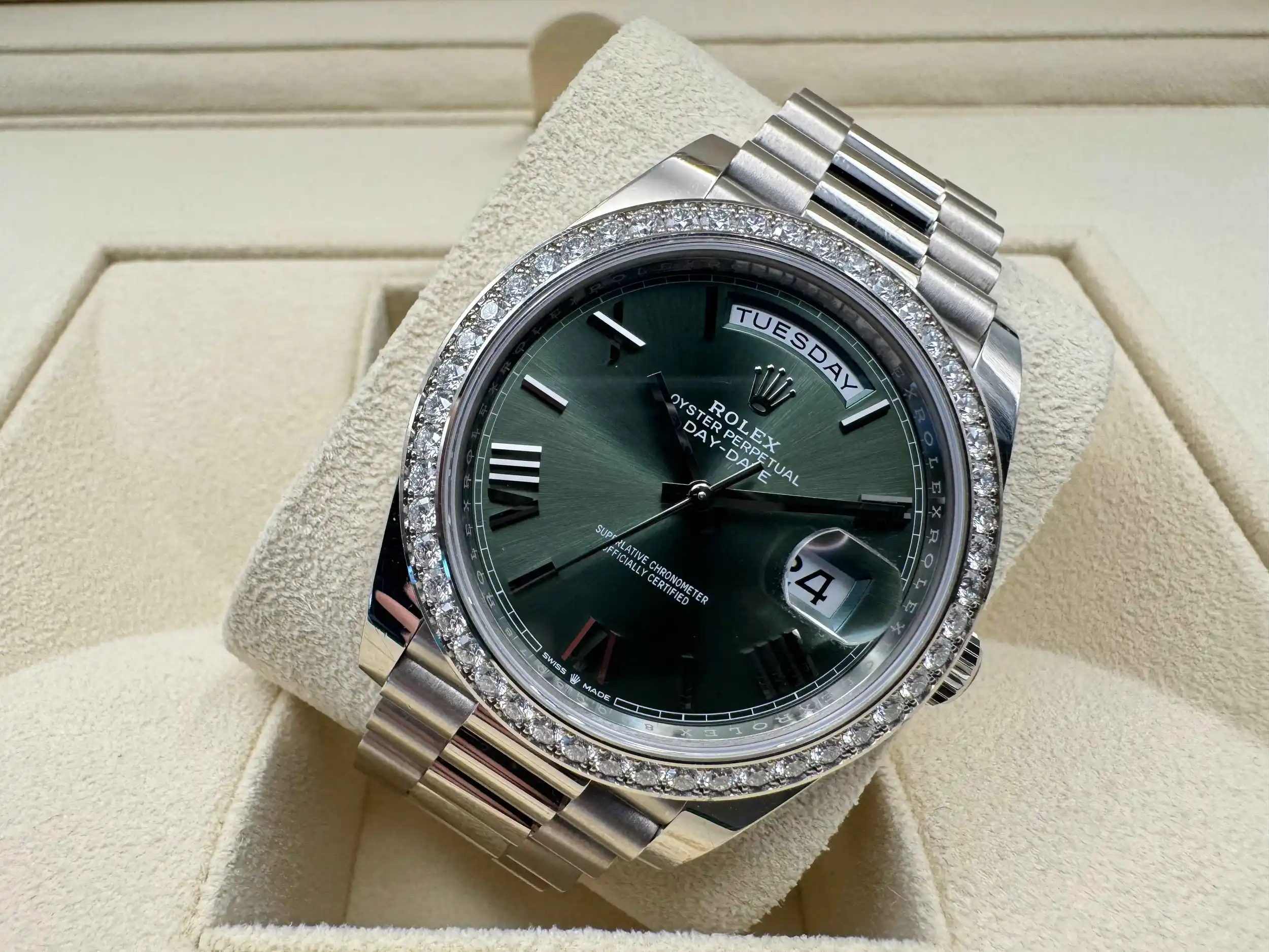 Rolex Daydate 40mm | Olijf Groene Wijzerplaat | President Massief Witgoud 18K | 52 Diamanten 2.8ct Lunette | 228349RBR - Image 5