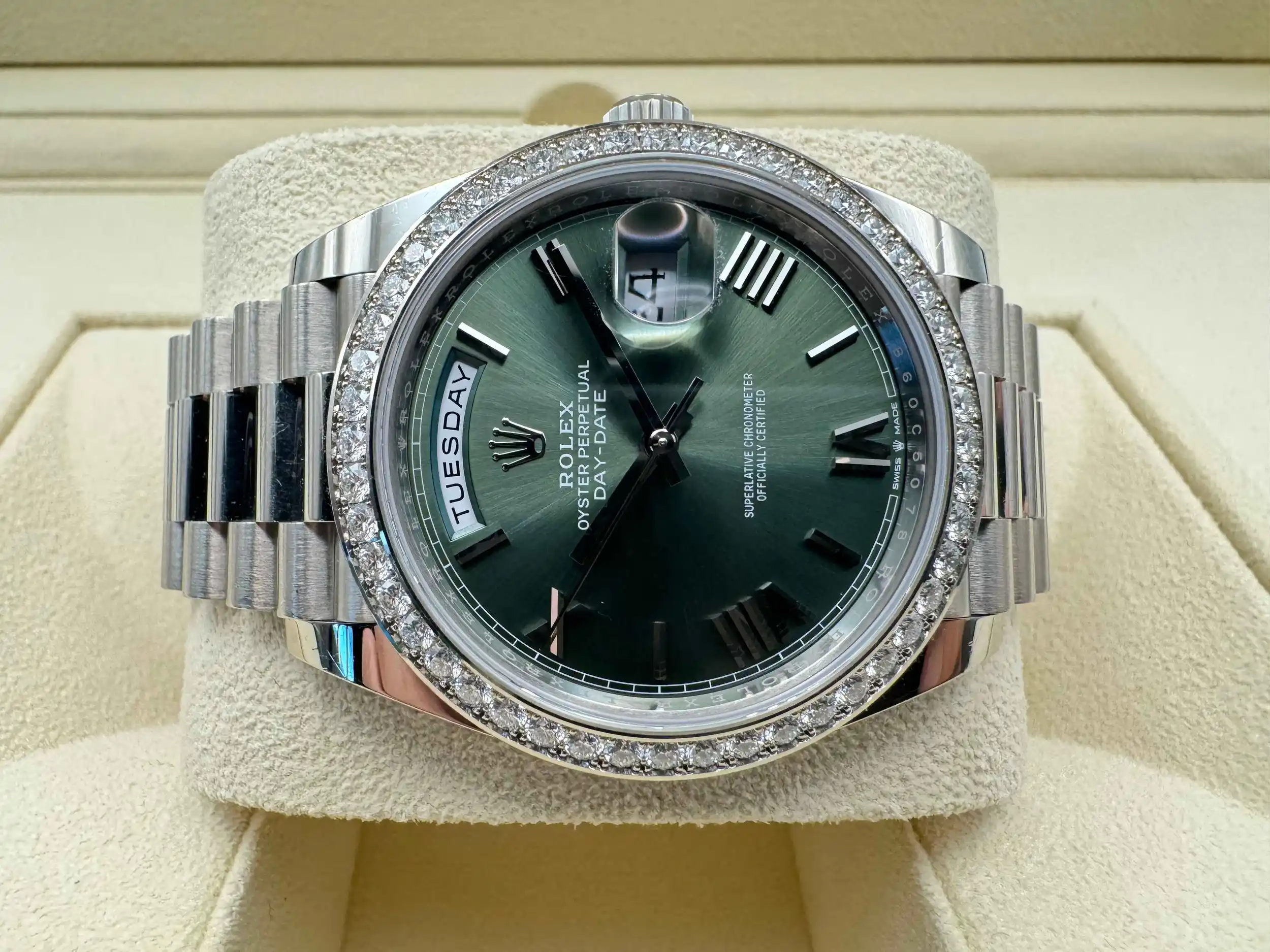 Rolex Daydate 40mm | Olijf Groene Wijzerplaat | President Massief Witgoud 18K | 52 Diamanten 2.8ct Lunette | 228349RBR - Image 6