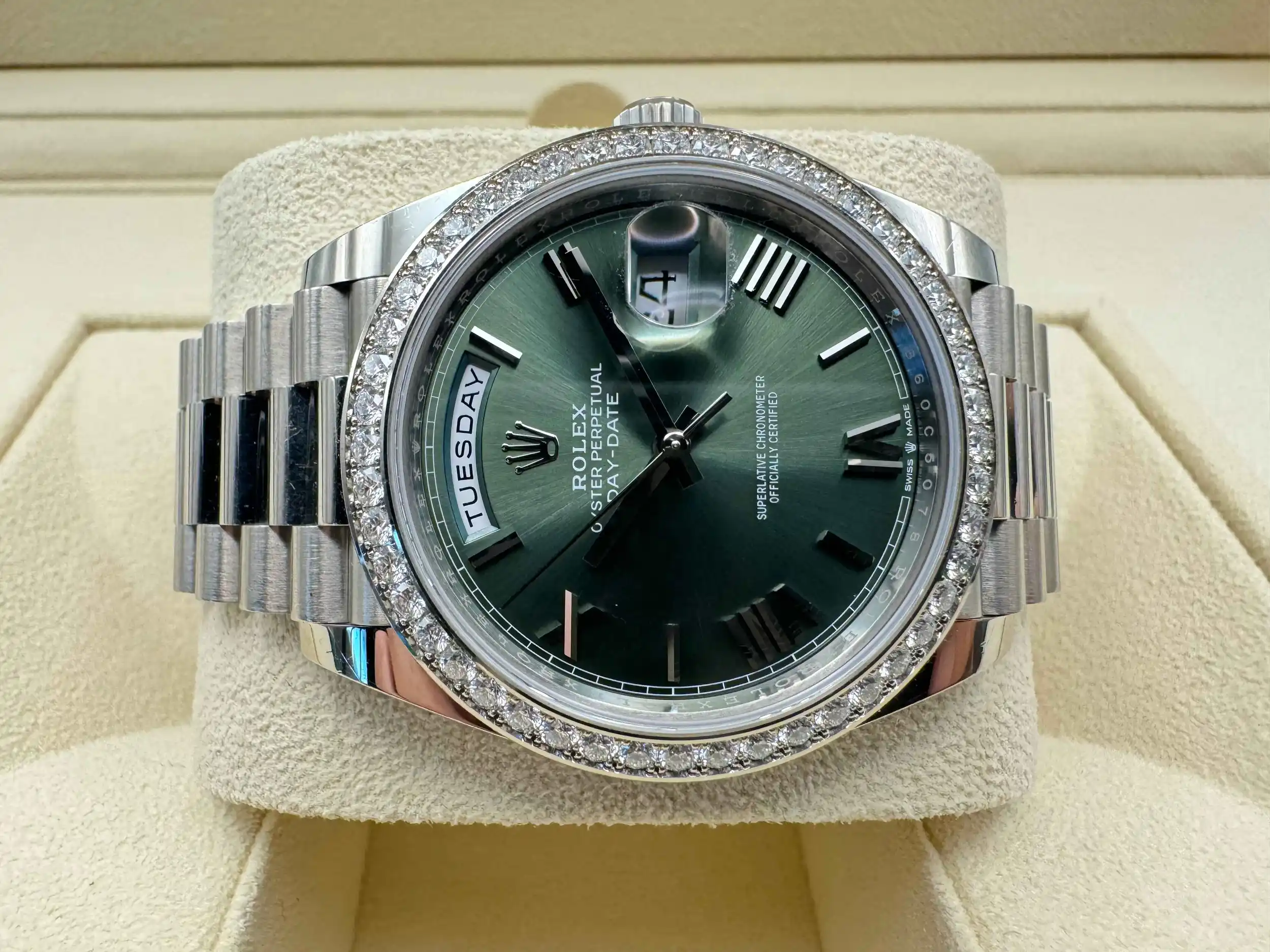 Rolex Daydate 40mm | Olijf Groene Wijzerplaat | President Massief Witgoud 18K | 52 Diamanten 2.8ct Lunette | 228349RBR - Image 7