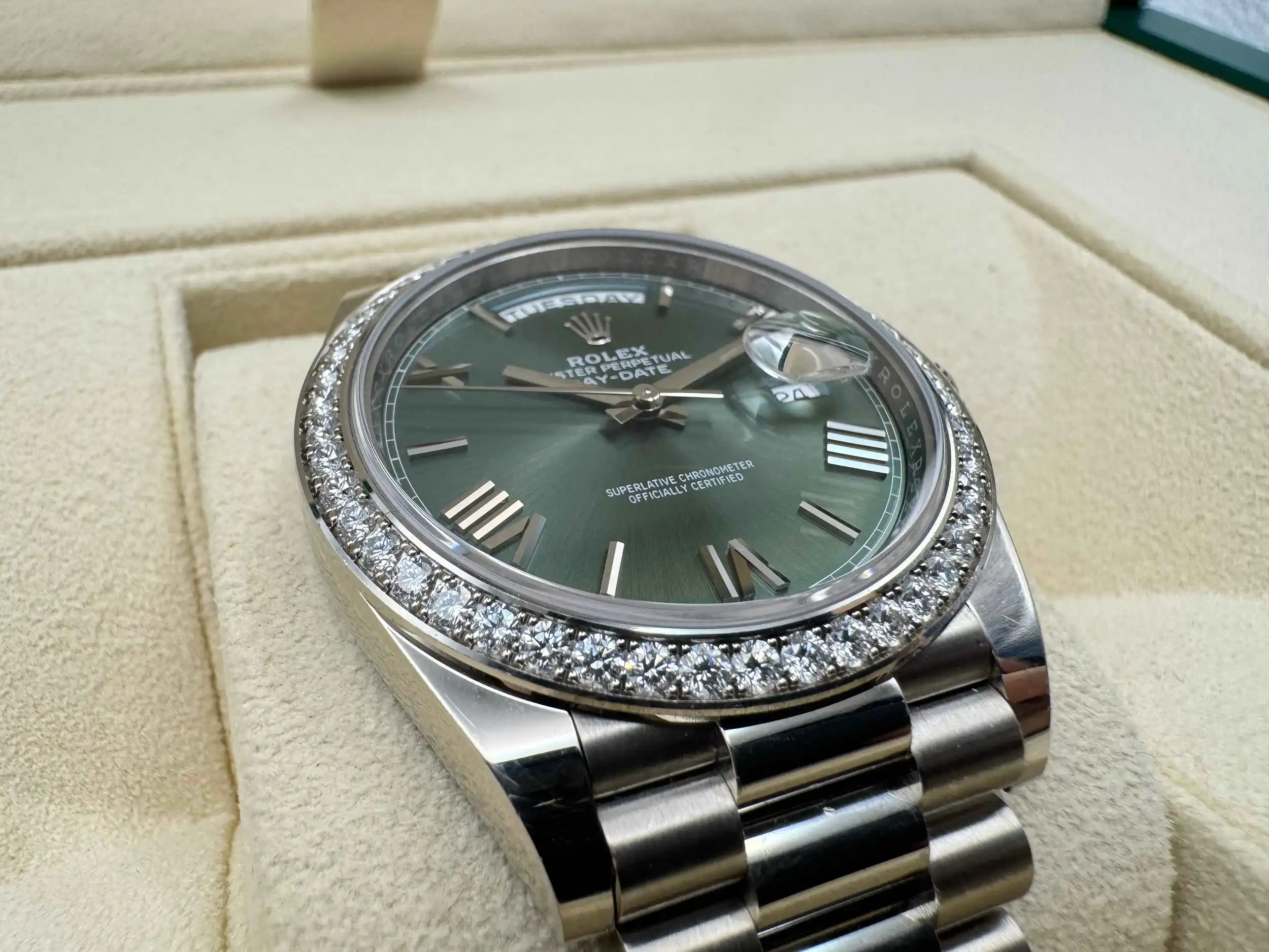 Rolex Daydate 40mm | Olijf Groene Wijzerplaat | President Massief Witgoud 18K | 52 Diamanten 2.8ct Lunette | 228349RBR - Image 10