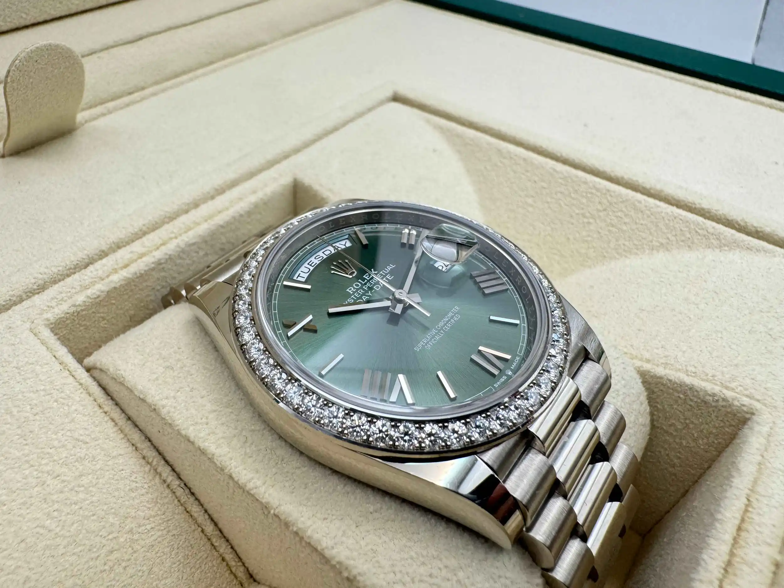 Rolex Daydate 40mm | Olijf Groene Wijzerplaat | President Massief Witgoud 18K | 52 Diamanten 2.8ct Lunette | 228349RBR - Image 11