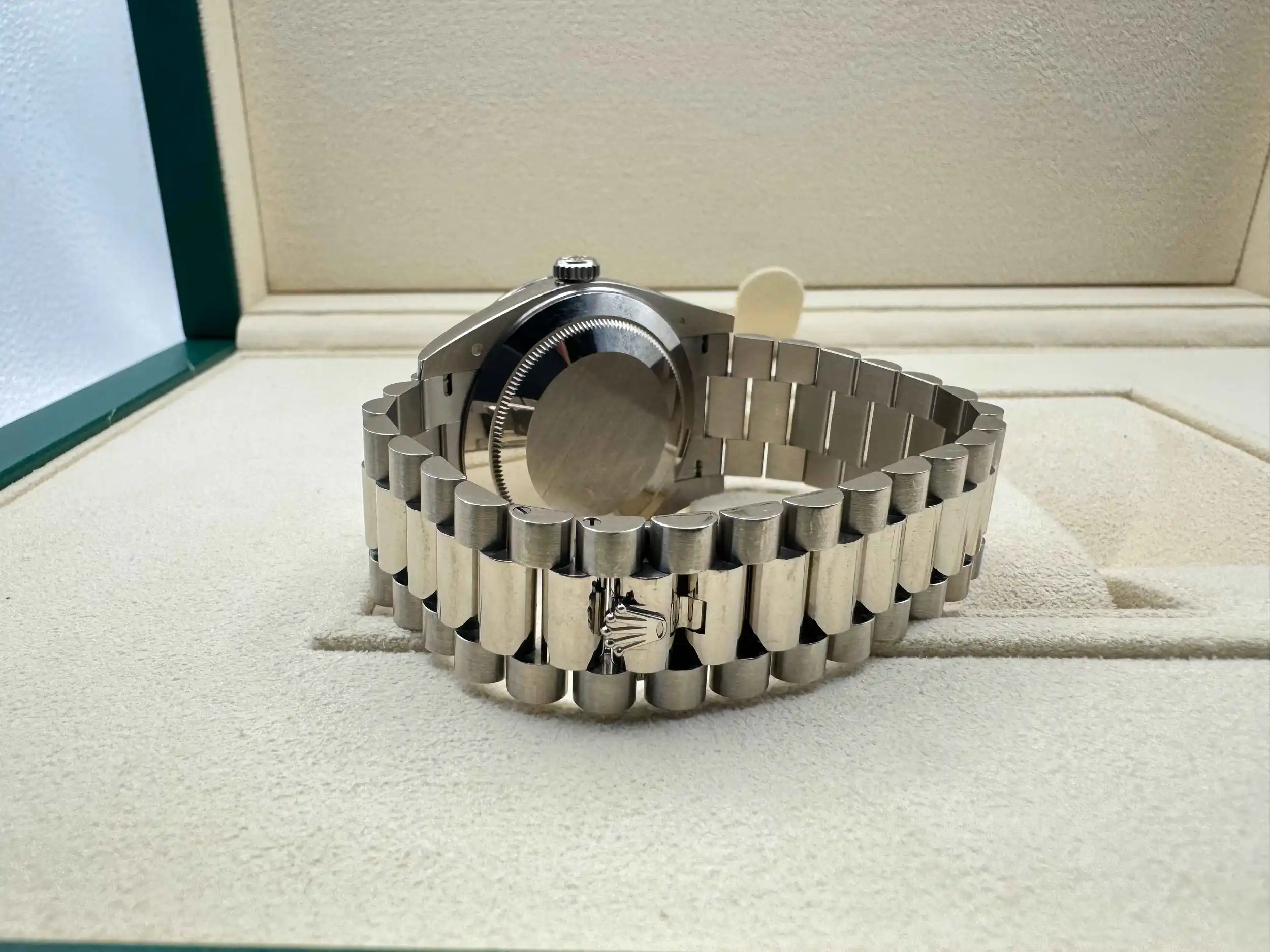 Rolex Daydate 40mm | Olijf Groene Wijzerplaat | President Massief Witgoud 18K | 52 Diamanten 2.8ct Lunette | 228349RBR - Image 12