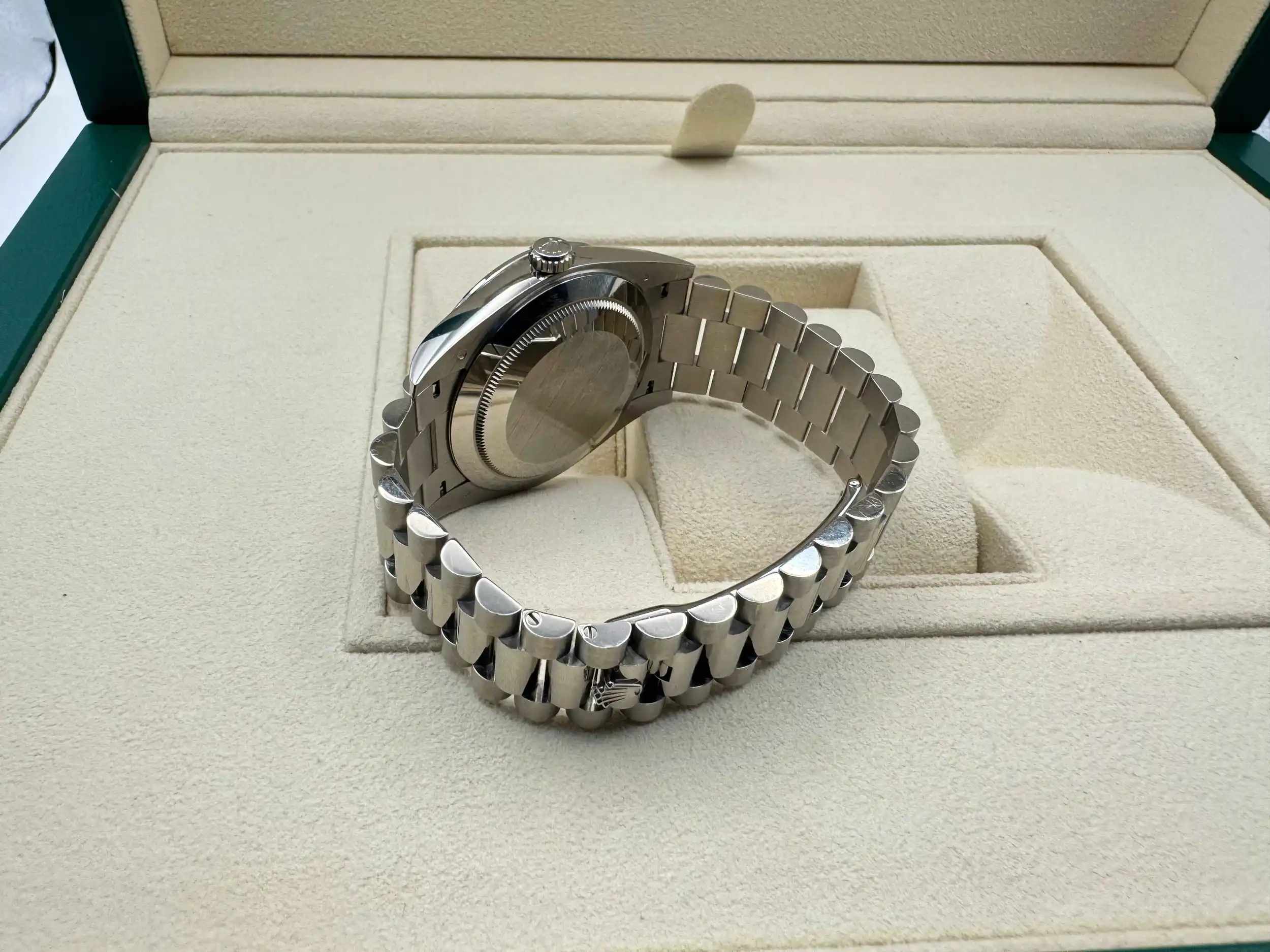 Rolex Daydate 40mm | Olijf Groene Wijzerplaat | President Massief Witgoud 18K | 52 Diamanten 2.8ct Lunette | 228349RBR - Image 13