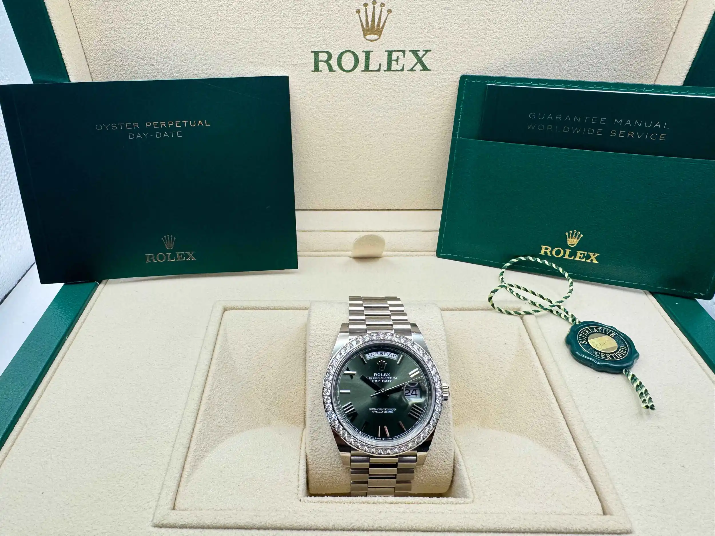 Rolex Daydate 40mm | Olijf Groene Wijzerplaat | President Massief Witgoud 18K | 52 Diamanten 2.8ct Lunette | 228349RBR - Image 3