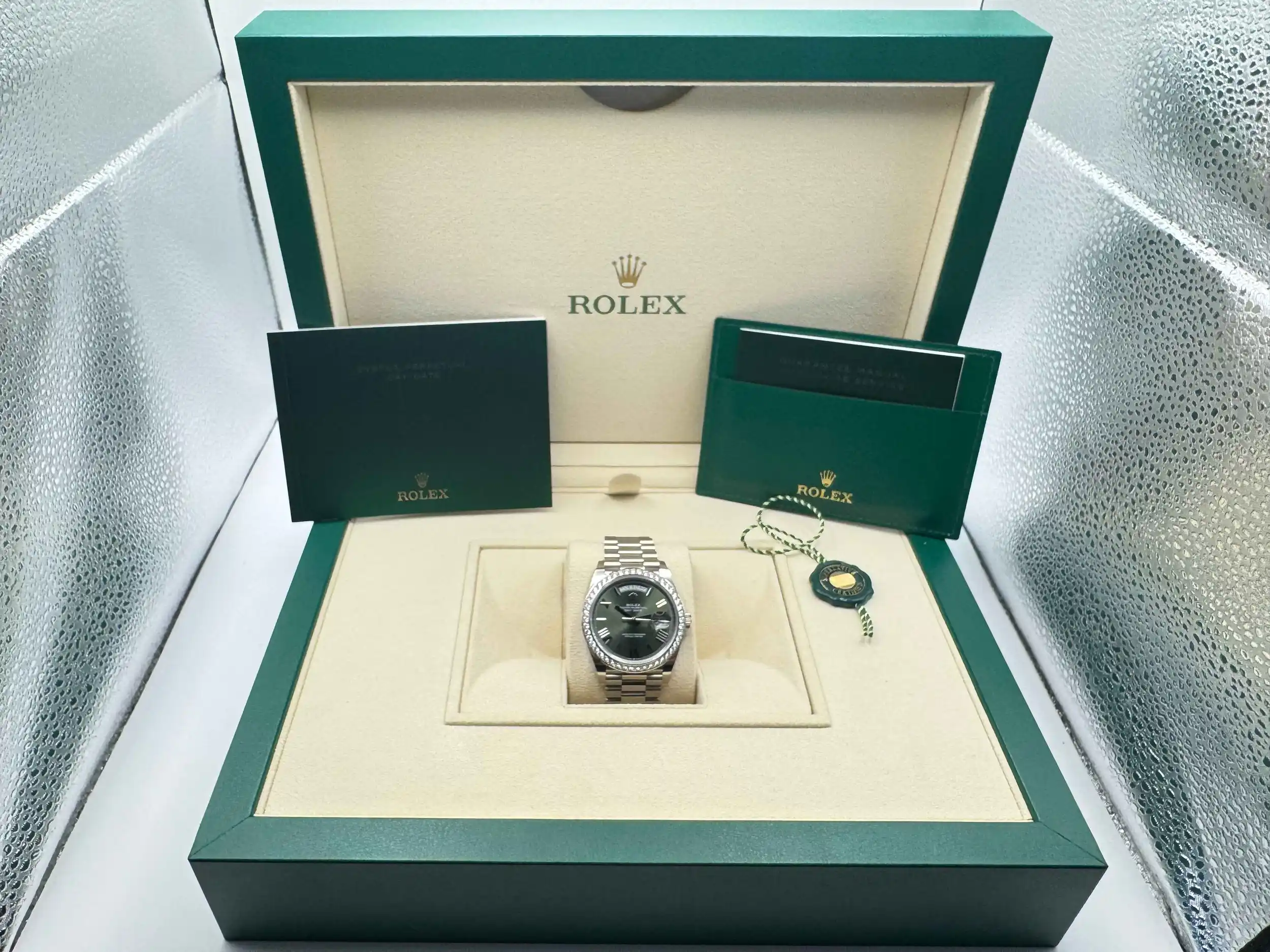 Rolex Daydate 40mm | Olijf Groene Wijzerplaat | President Massief Witgoud 18K | 52 Diamanten 2.8ct Lunette | 228349RBR - Image 2