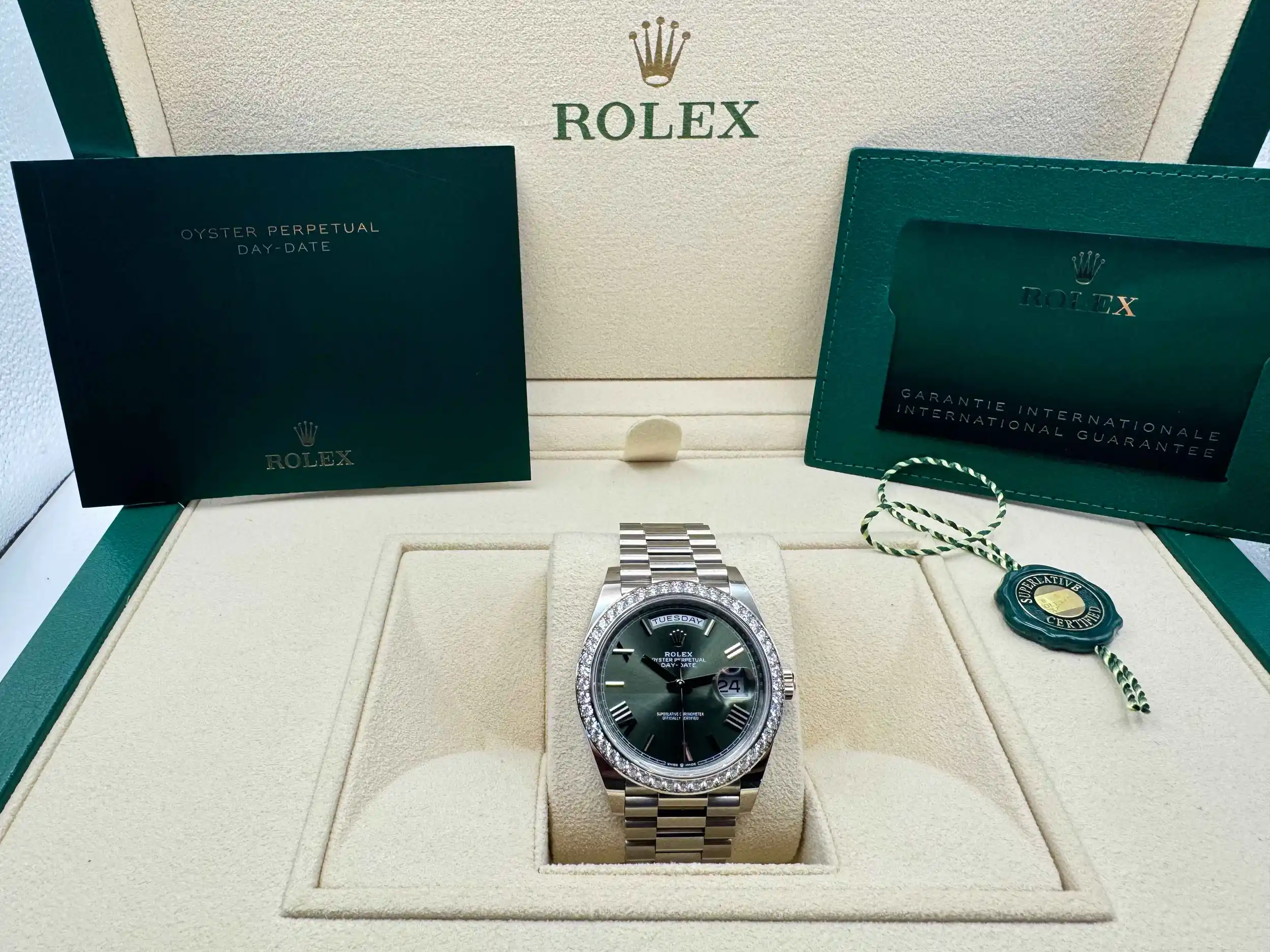 Rolex Daydate 40mm | Olijf Groene Wijzerplaat | President Massief Witgoud 18K | 52 Diamanten 2.8ct Lunette | 228349RBR - Image 14