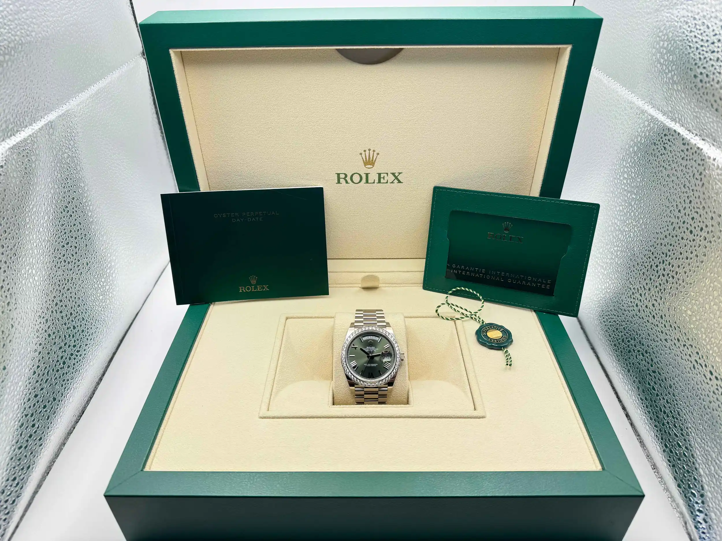 Rolex Daydate 40mm | Olijf Groene Wijzerplaat | President Massief Witgoud 18K | 52 Diamanten 2.8ct Lunette | 228349RBR - Image 15
