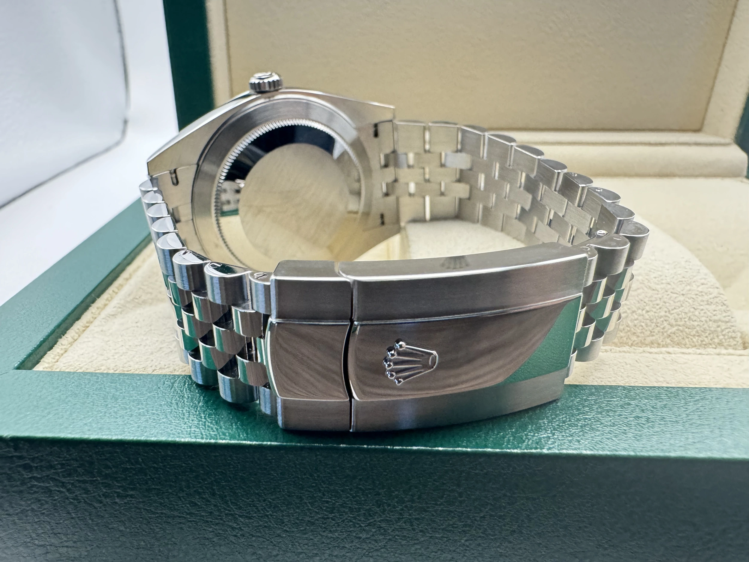 Rolex Datejust 41mm | Zwarte Diamanten Wijzerplaat & 18K Witgouden Fluted Bezel | Jubilee | 126334 - Image 12