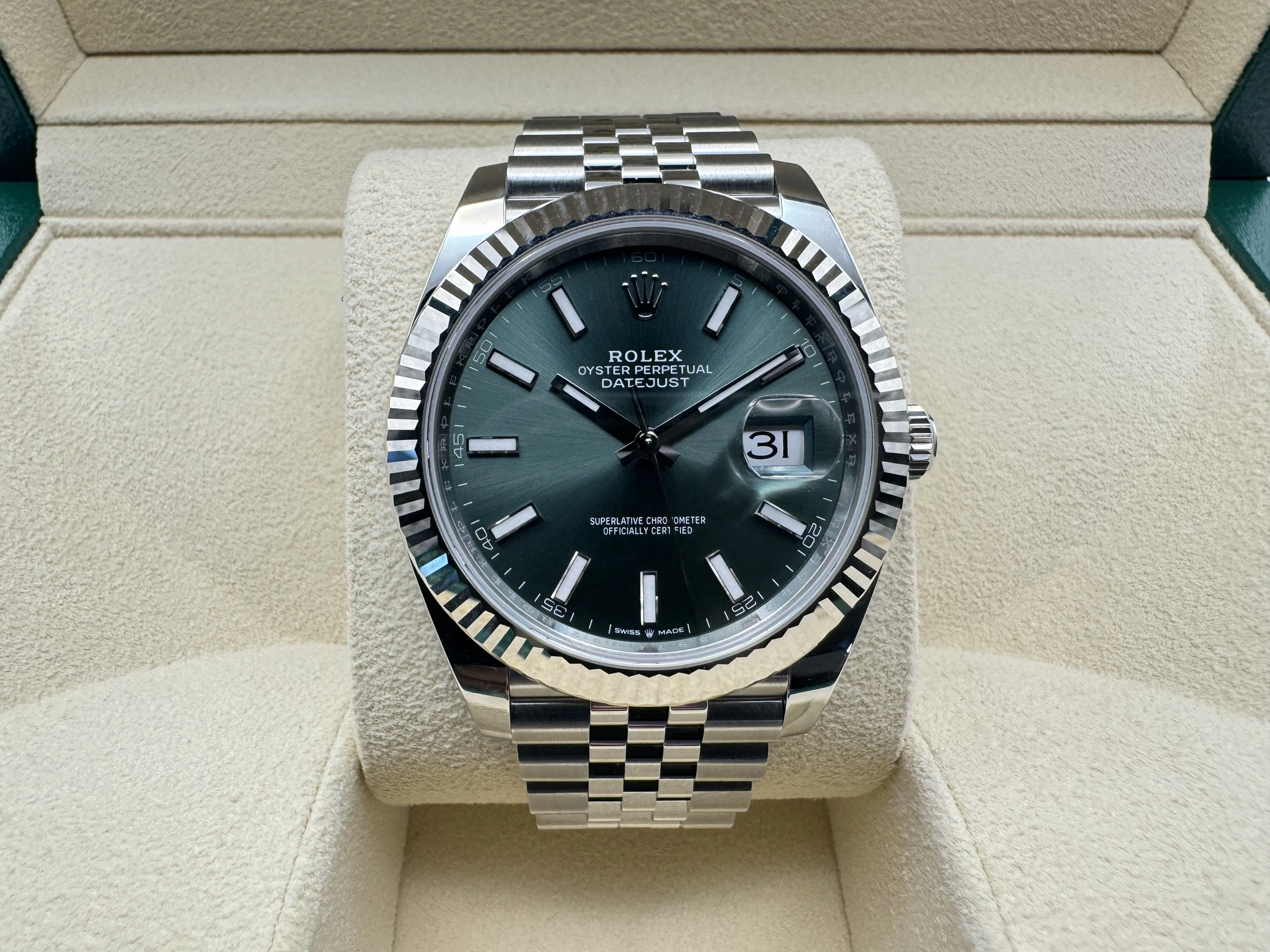 Rolex Datejust 41mm | Mintgroene Wijzerplaat | 18K Witgoud Gekartelde Bezel/Lunette | Jubilee | 126334