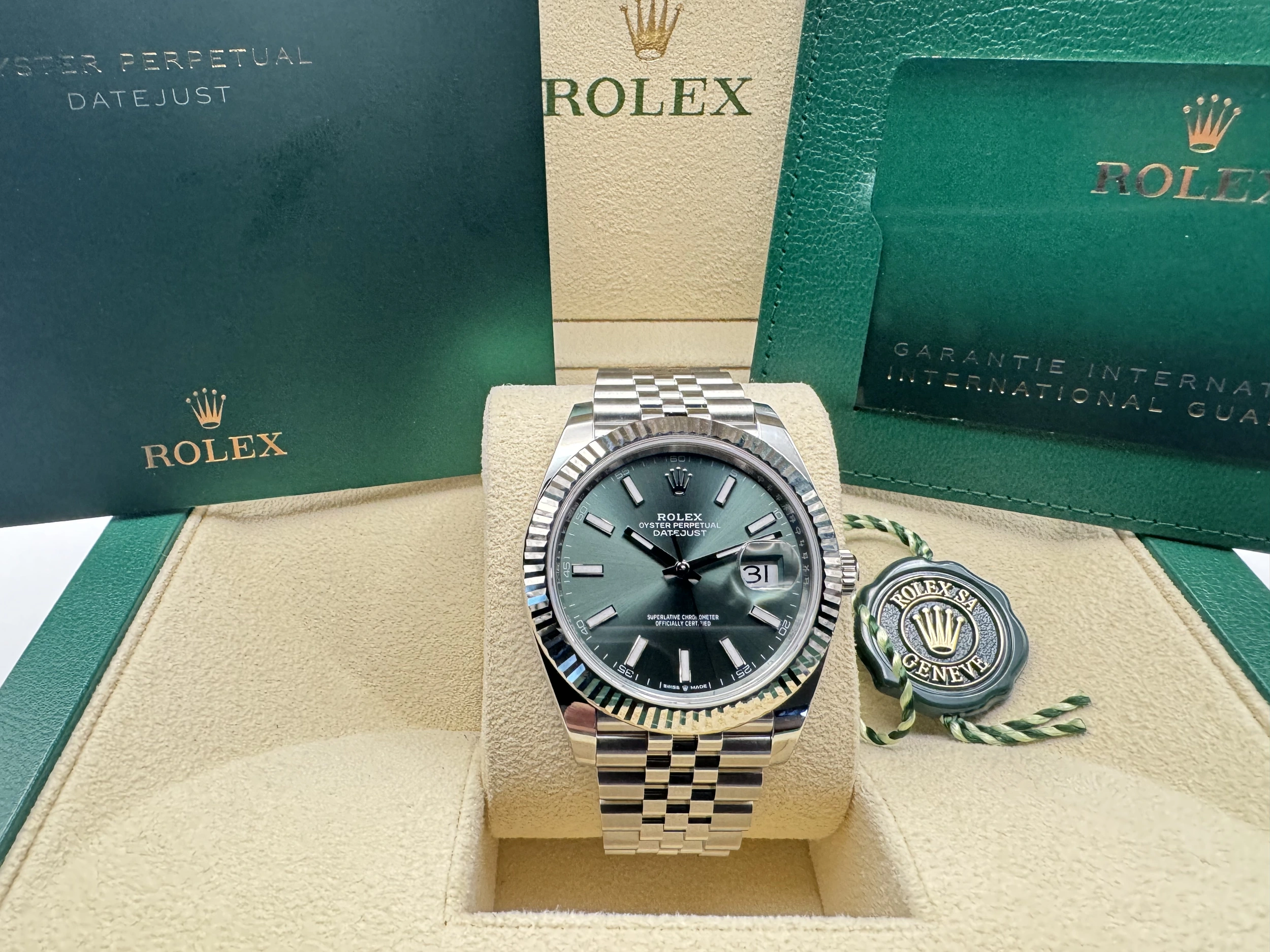 Rolex Datejust 41mm | Mintgroene Wijzerplaat | 18K Witgoud Gekartelde Bezel/Lunette | Jubilee | 126334 - Image 3