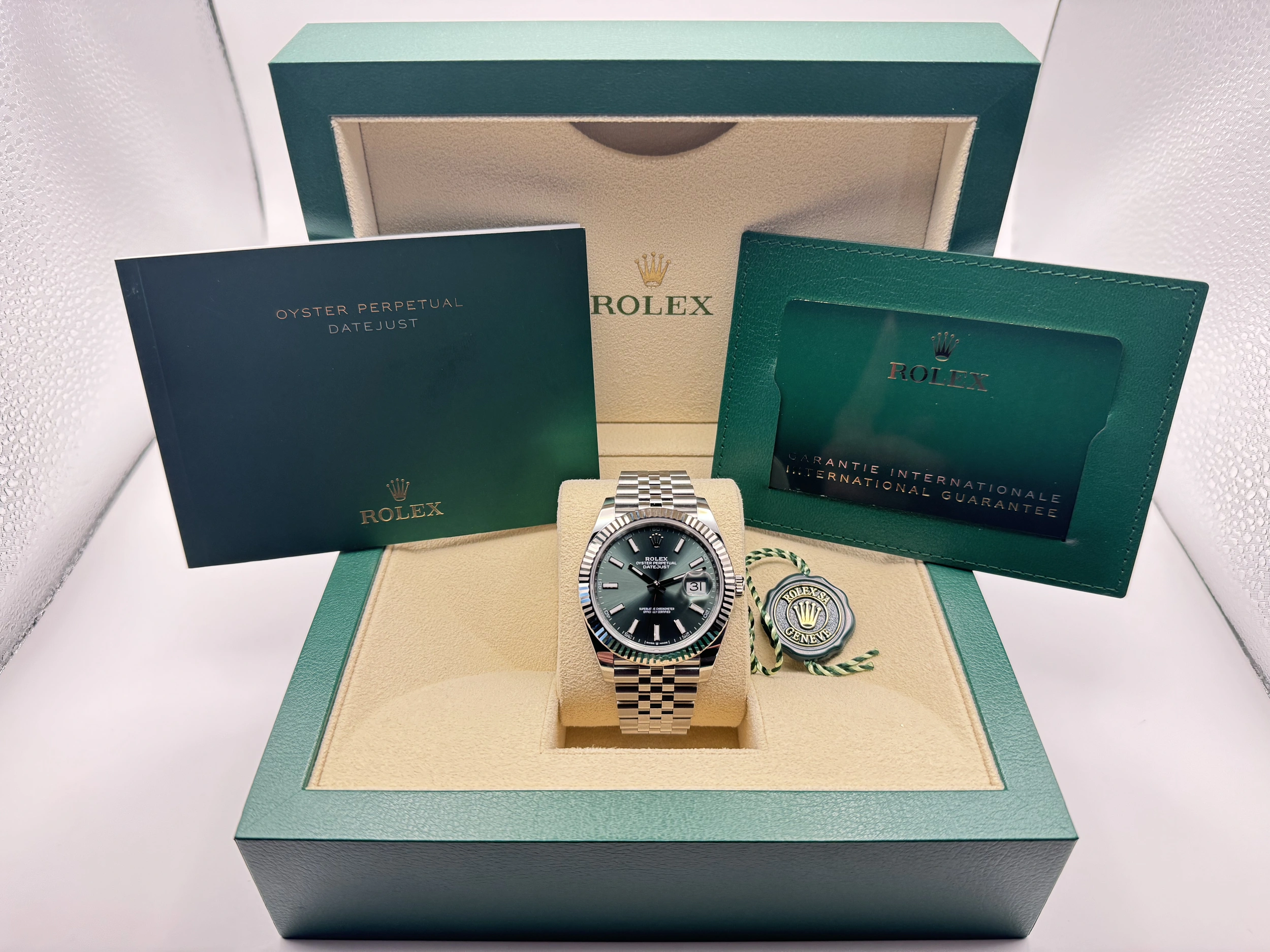 Rolex Datejust 41mm | Mintgroene Wijzerplaat | 18K Witgoud Gekartelde Bezel/Lunette | Jubilee | 126334 - Image 2