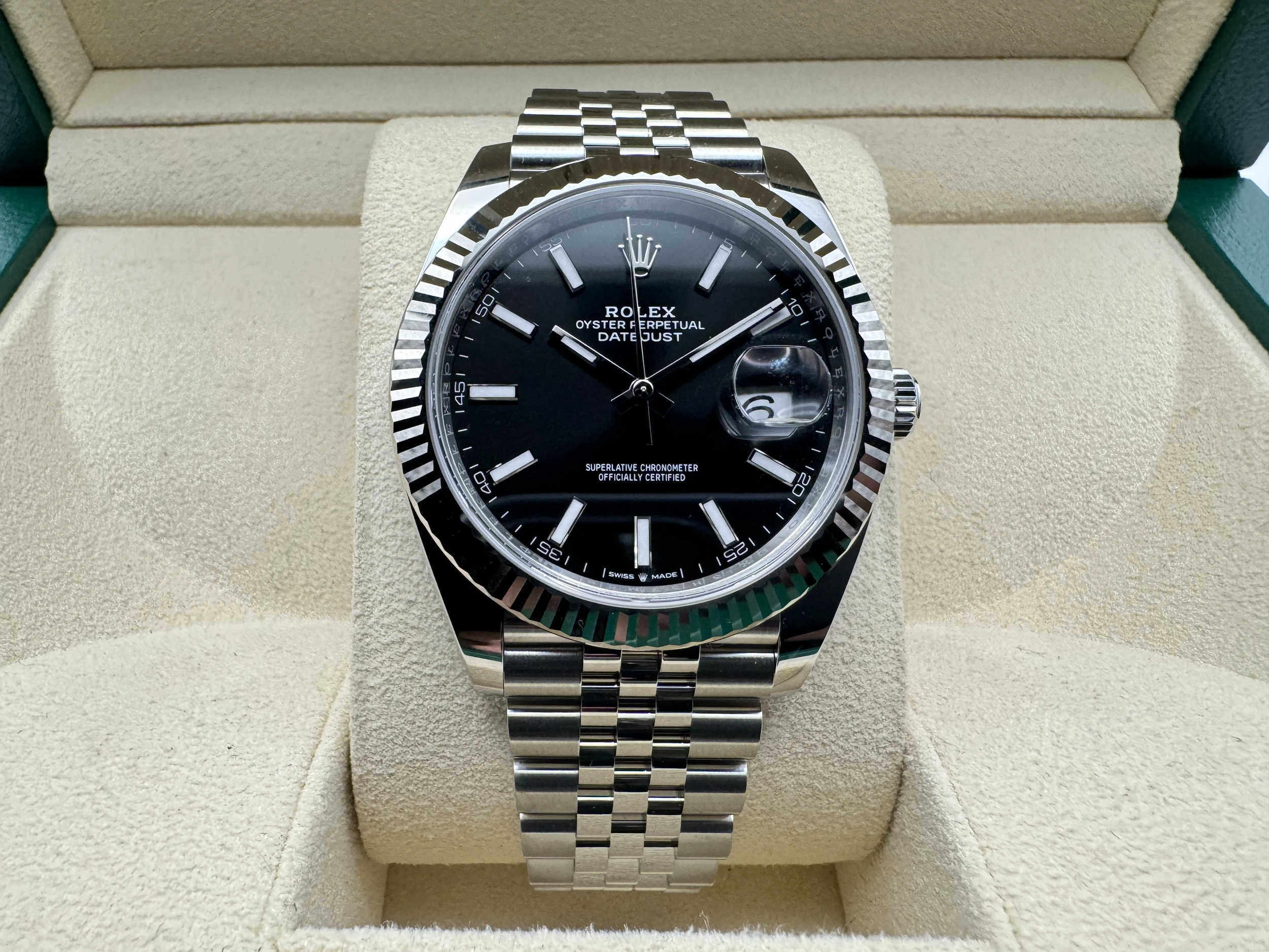 Rolex Datejust 41mm | Zwarte Wijzerplaat | 18K Witgoud Gekarteld Lunette | Jubilee |126334