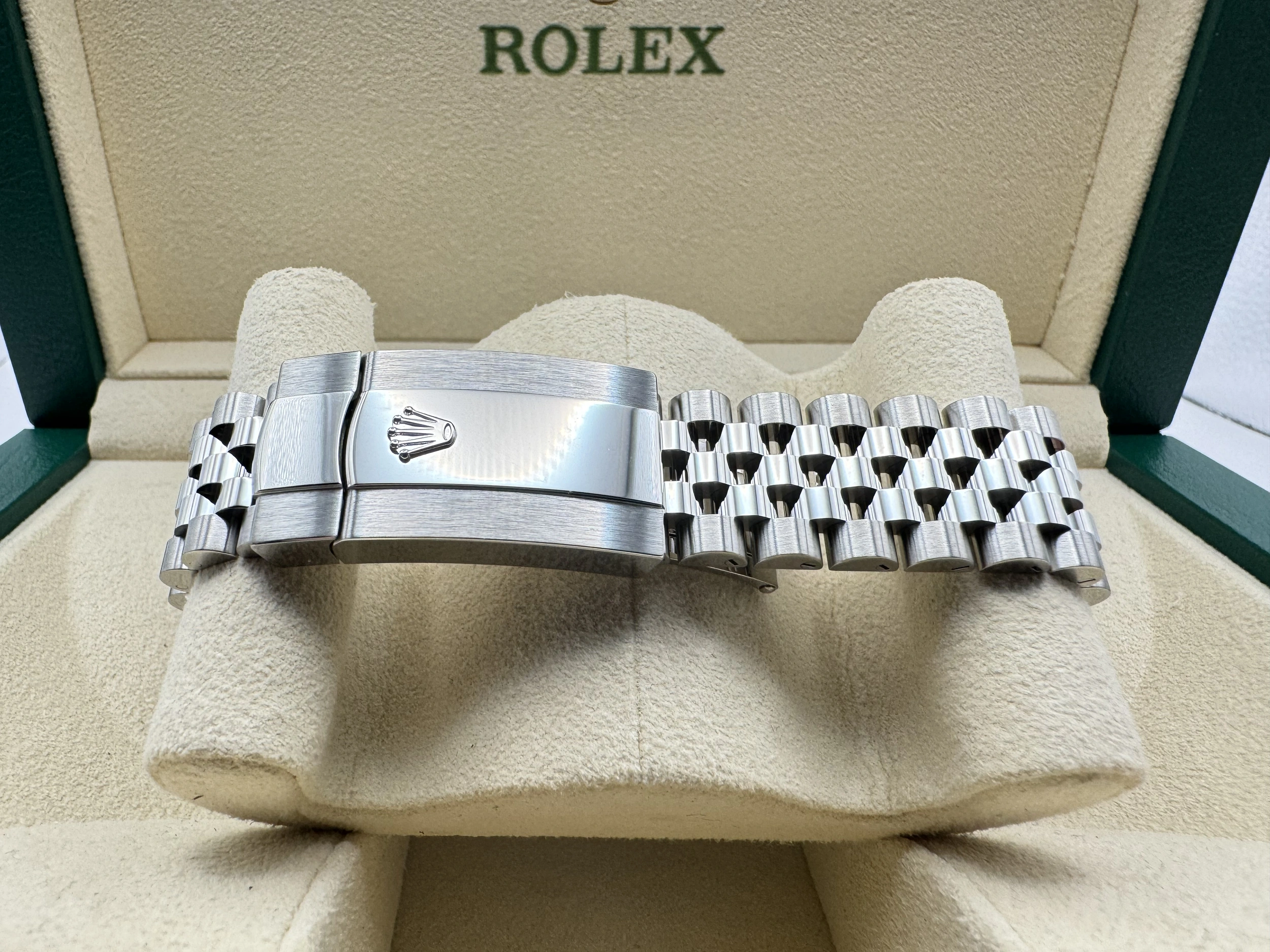 Rolex Datejust 41mm | Zwarte Wijzerplaat | 18K Witgoud Gekarteld Lunette | Jubilee |126334 - Image 8