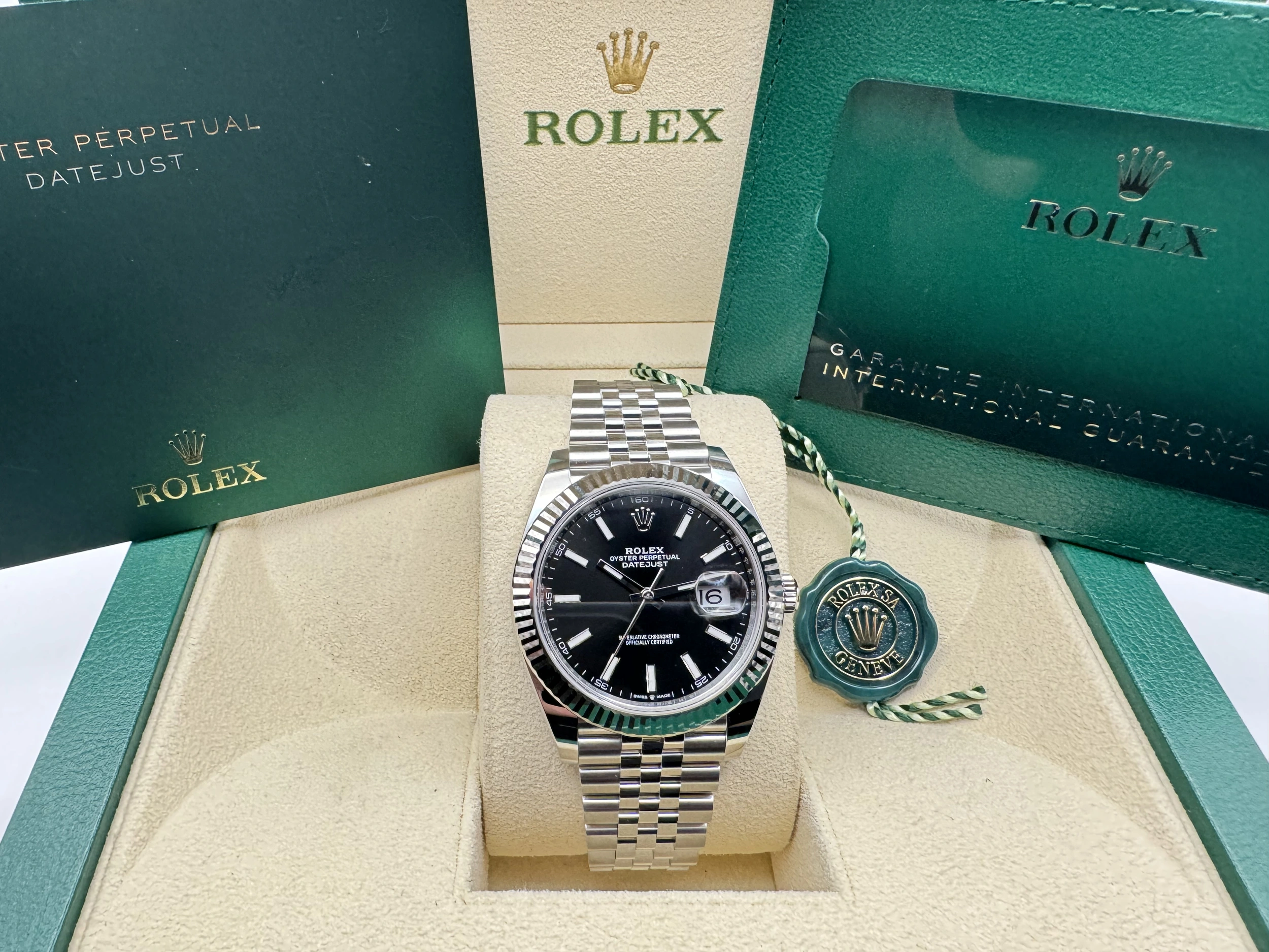 Rolex Datejust 41mm | Zwarte Wijzerplaat | 18K Witgoud Gekarteld Lunette | Jubilee |126334 - Image 3