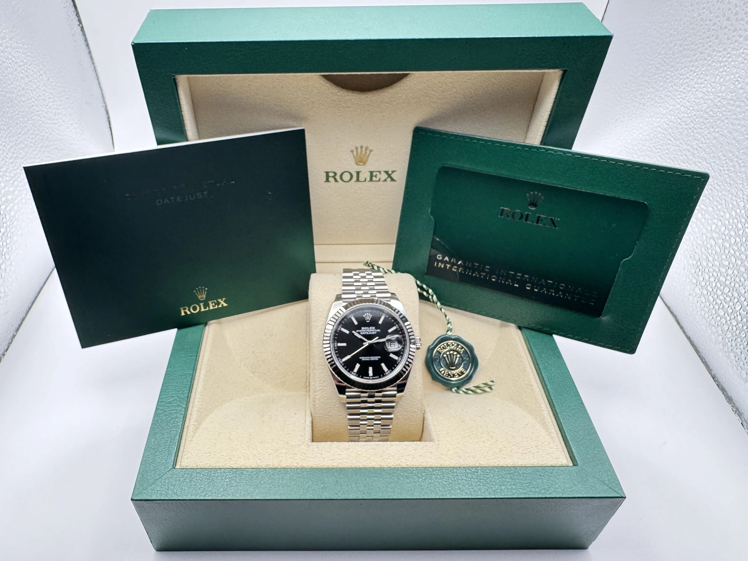 Rolex Datejust 41mm | Zwarte Wijzerplaat | 18K Witgoud Gekarteld Lunette | Jubilee |126334 - Image 2