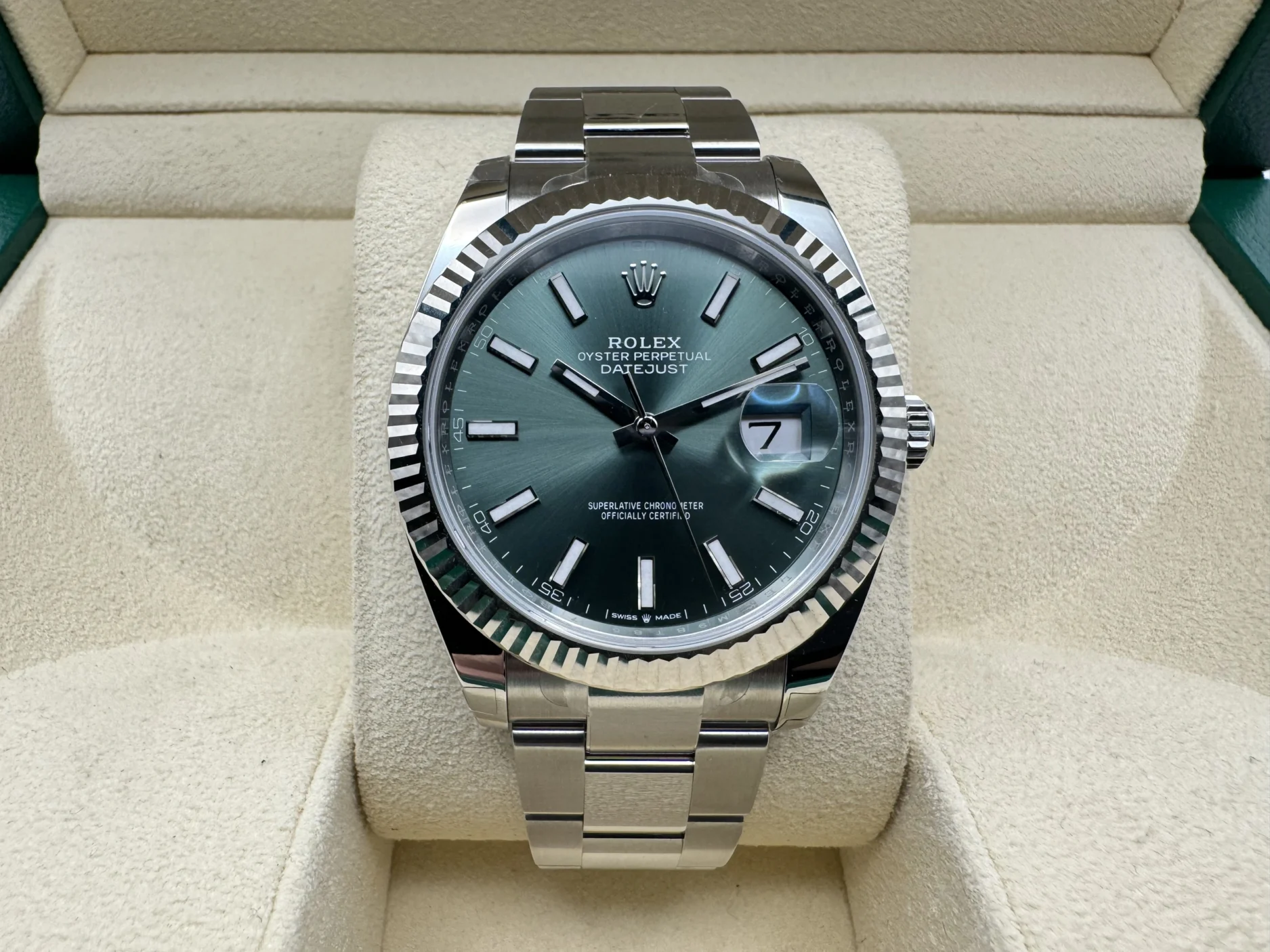 Rolex Datejust 41mm | Mint Groene Wijzerplaat | 18K Witgoud Gekarteld Lunette | Oystersteel | 126334