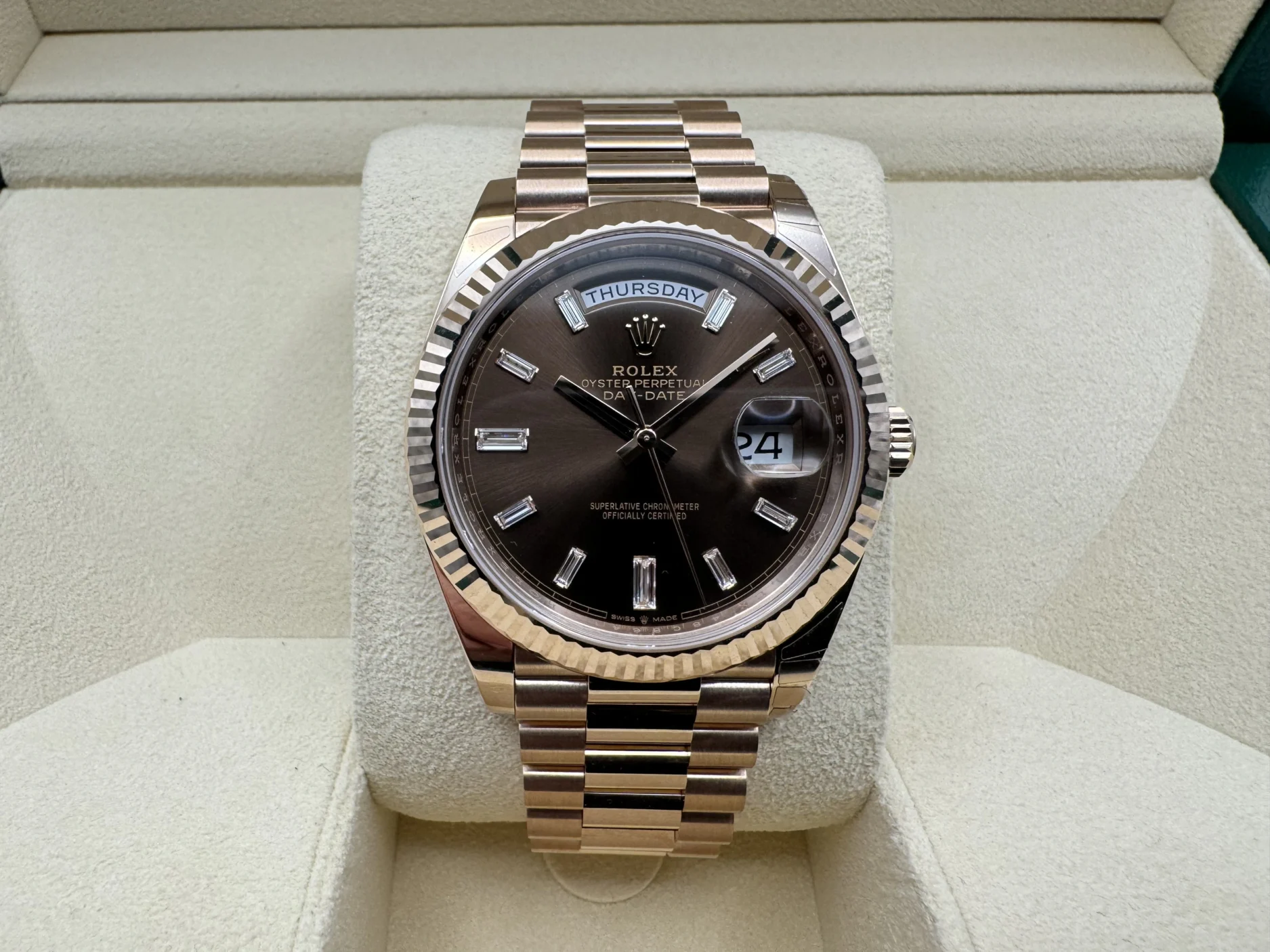 Rolex Daydate 40mm | Chocoladebruin Wijzerplaat Met Diamanten & 18K Everose Goud | President-band Massief 18K Everose Goud | 228235