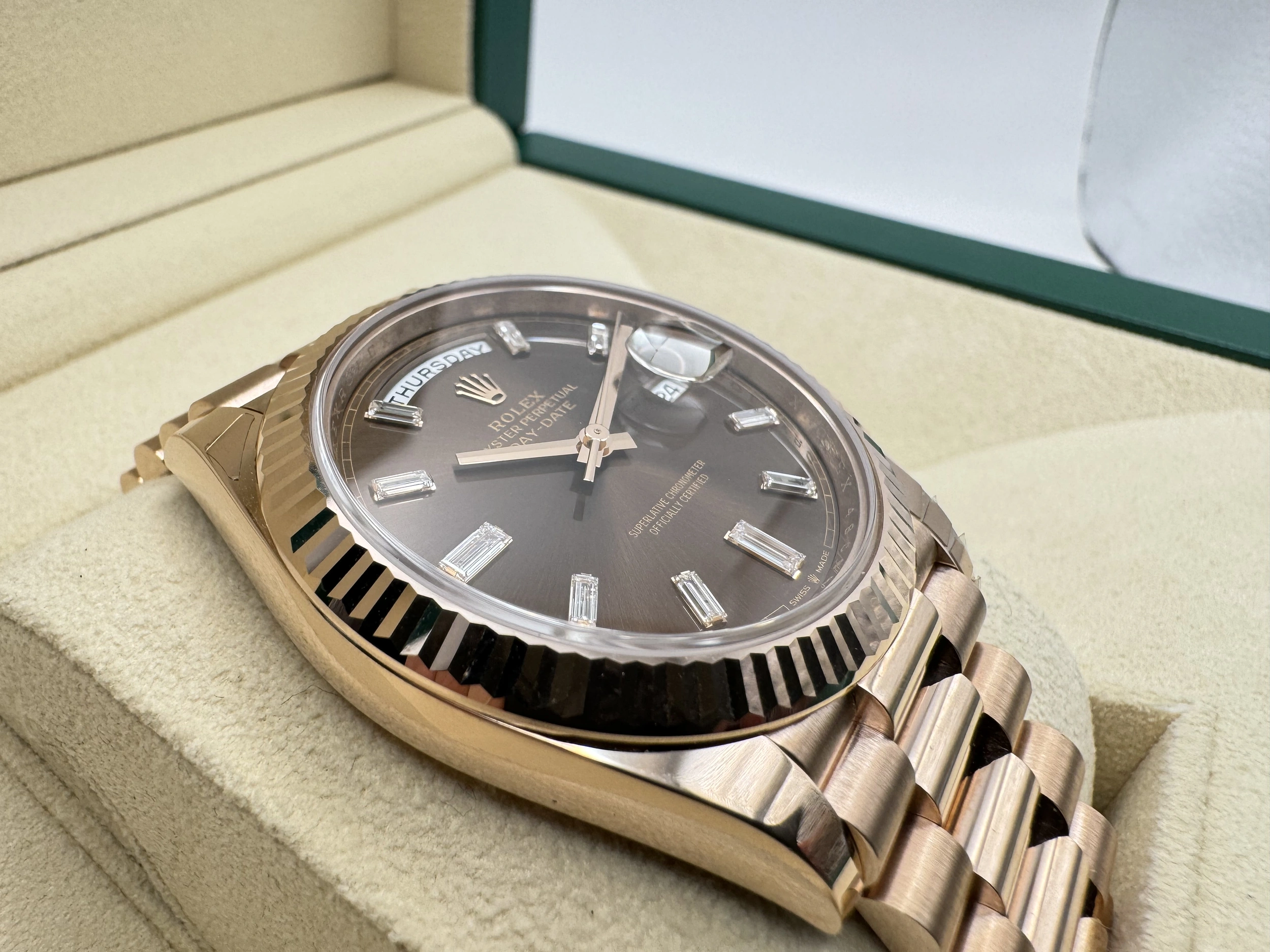 Rolex Daydate 40mm | Chocoladebruin Wijzerplaat Met Diamanten & 18K Everose Goud | President-band Massief 18K Everose Goud | 228235 - Image 10