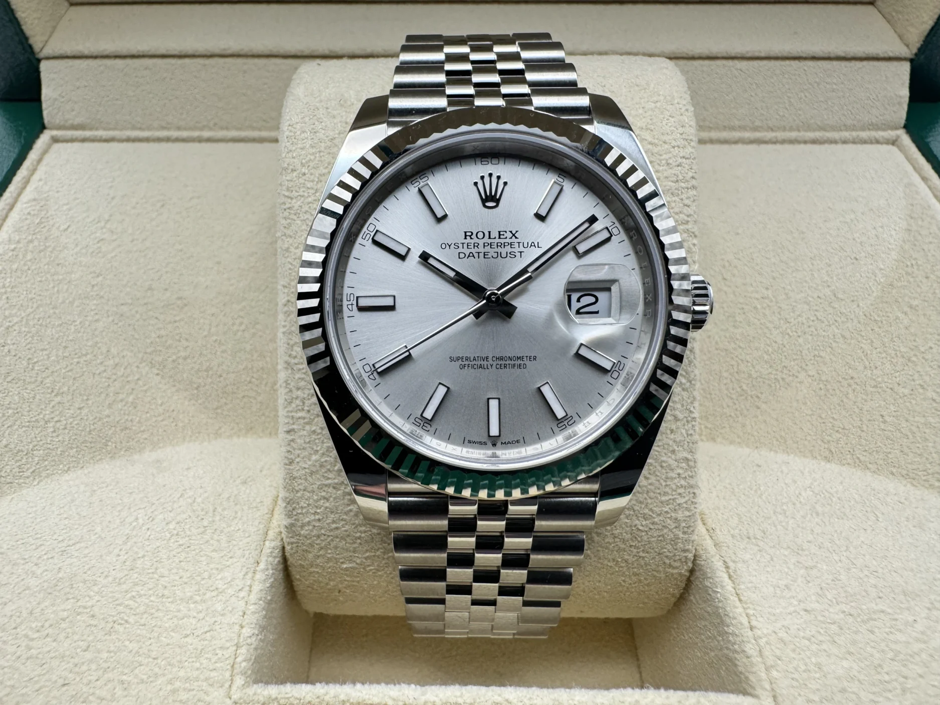 Rolex Datejust 41mm | Zilveren Wijzerplaat | 18K Witgoud Gekarteld Lunette | Jubilee | 26334
