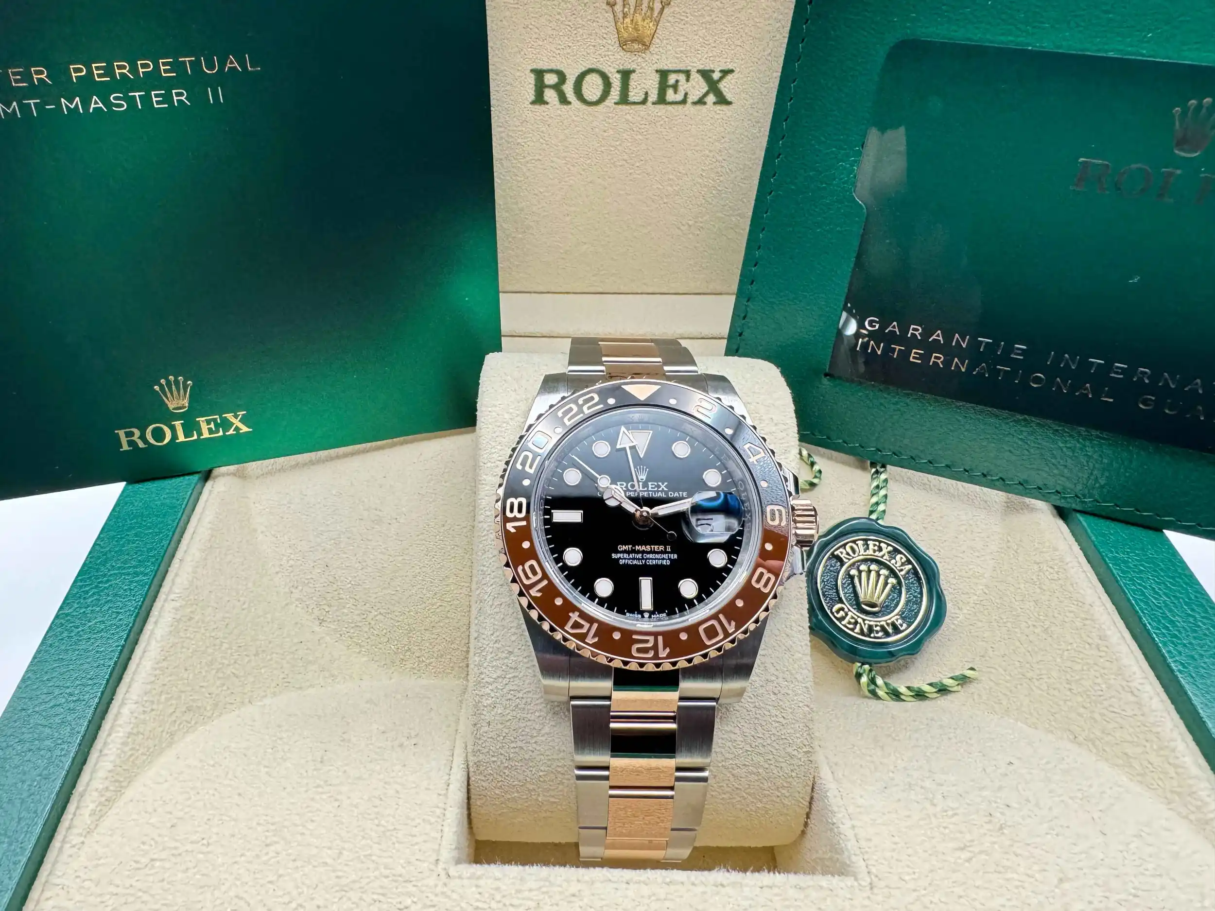 Rolex GMT Master 2 | 40mm | “Rootbeer” | 18K Everose Goud | Two-tone Cerachrom Bezel Zwart/Bruinen | 126711CHNR - Image 3