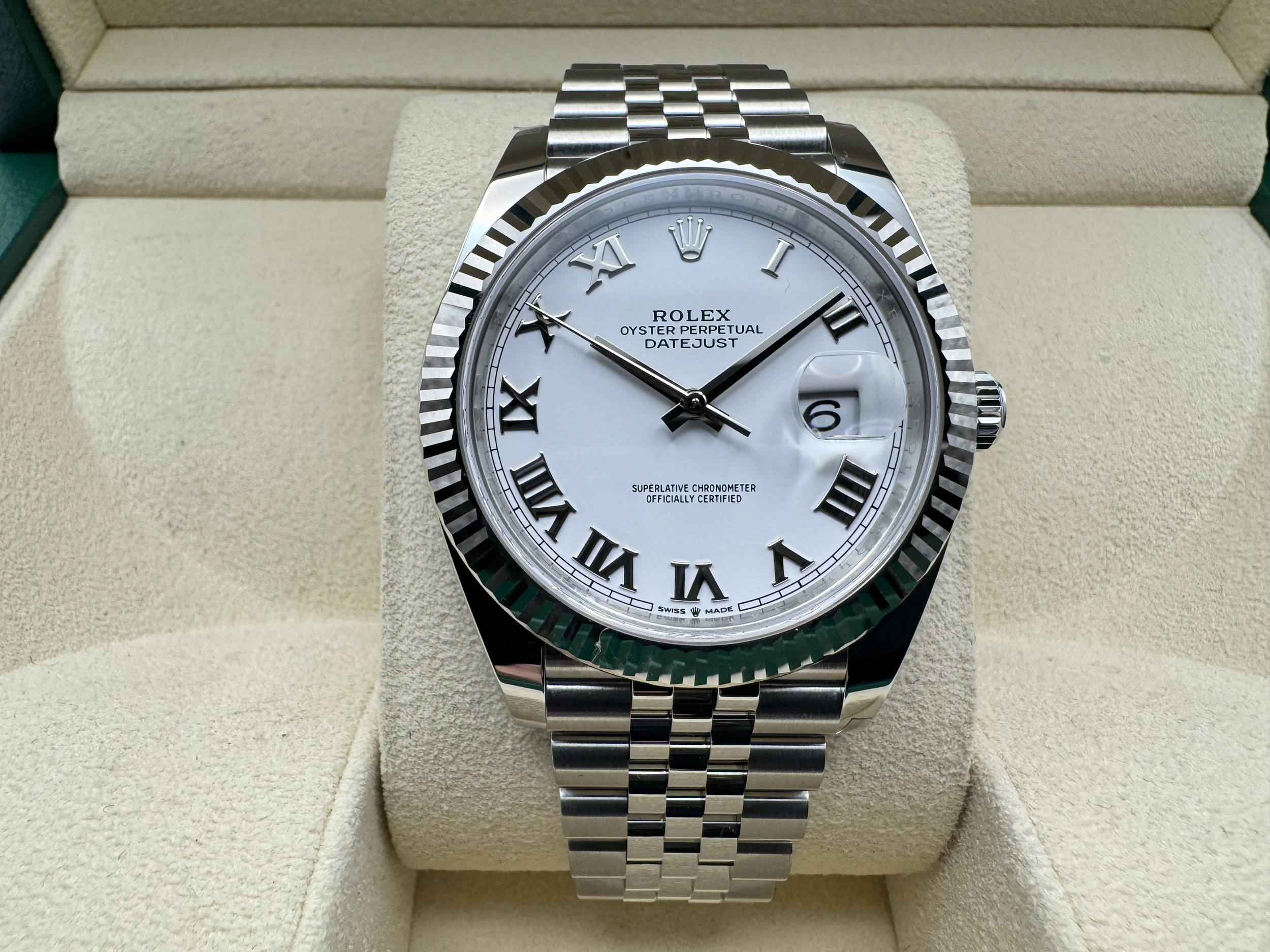 Rolex Datejust 41mm | Wit Romeinse Wijzerplaat | 18K Witgoud Gekarteld Lunette | Jubilee | 126334