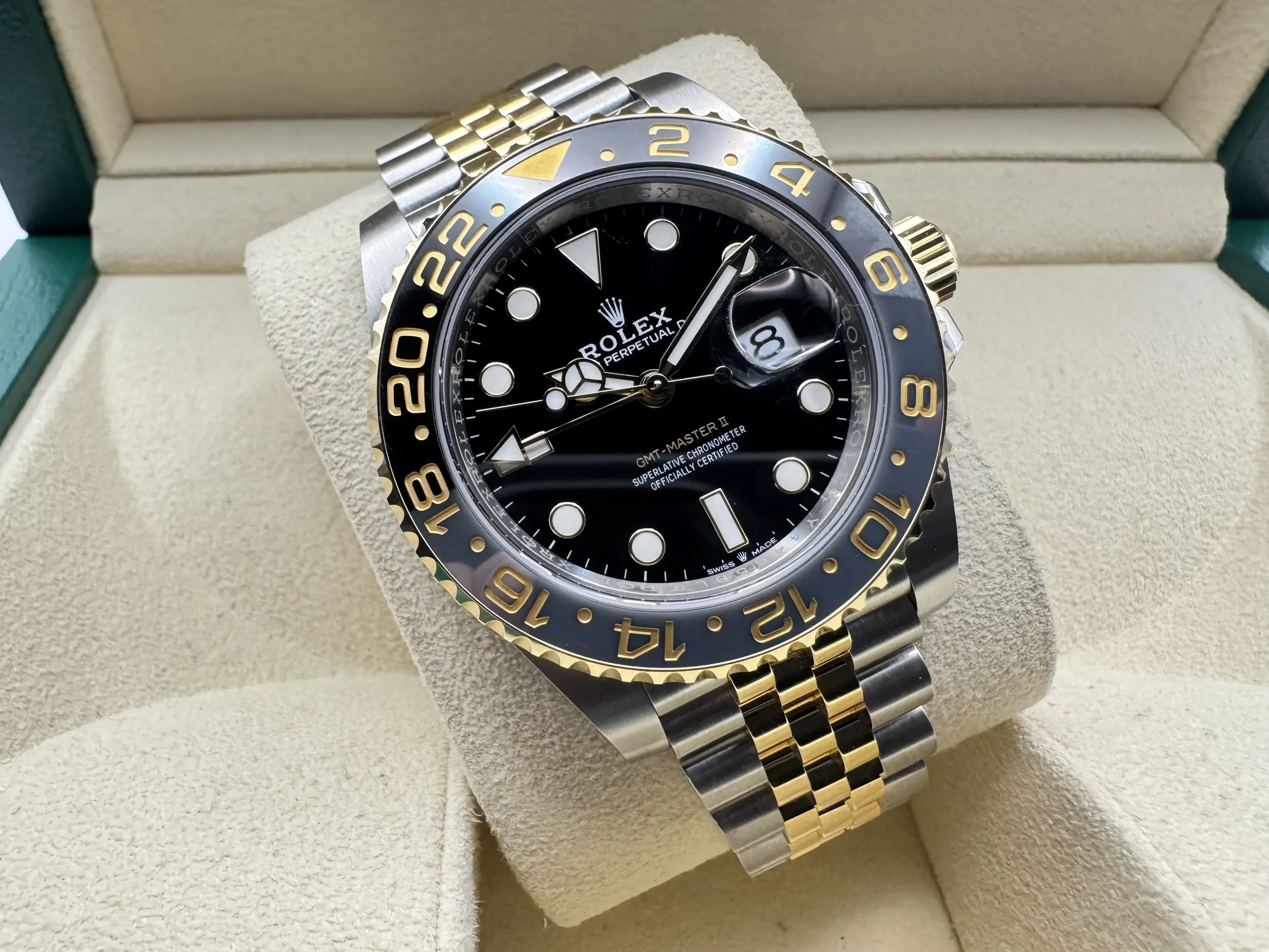 Rolex GMT Master 2 | 40mm | Two-Tone “Bruce Wayne” Zwart-Grijze Cerachrom Bezel & 18K Geelgoud | Jubilee | 126713GRNR - Image 3