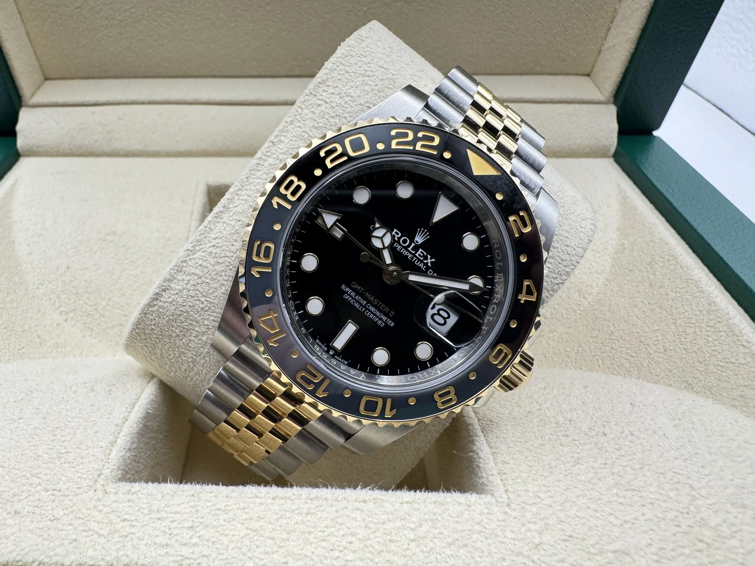 Rolex GMT Master 2 | 40mm | Two-Tone “Bruce Wayne” Zwart-Grijze Cerachrom Bezel & 18K Geelgoud | Jubilee | 126713GRNR - Image 4