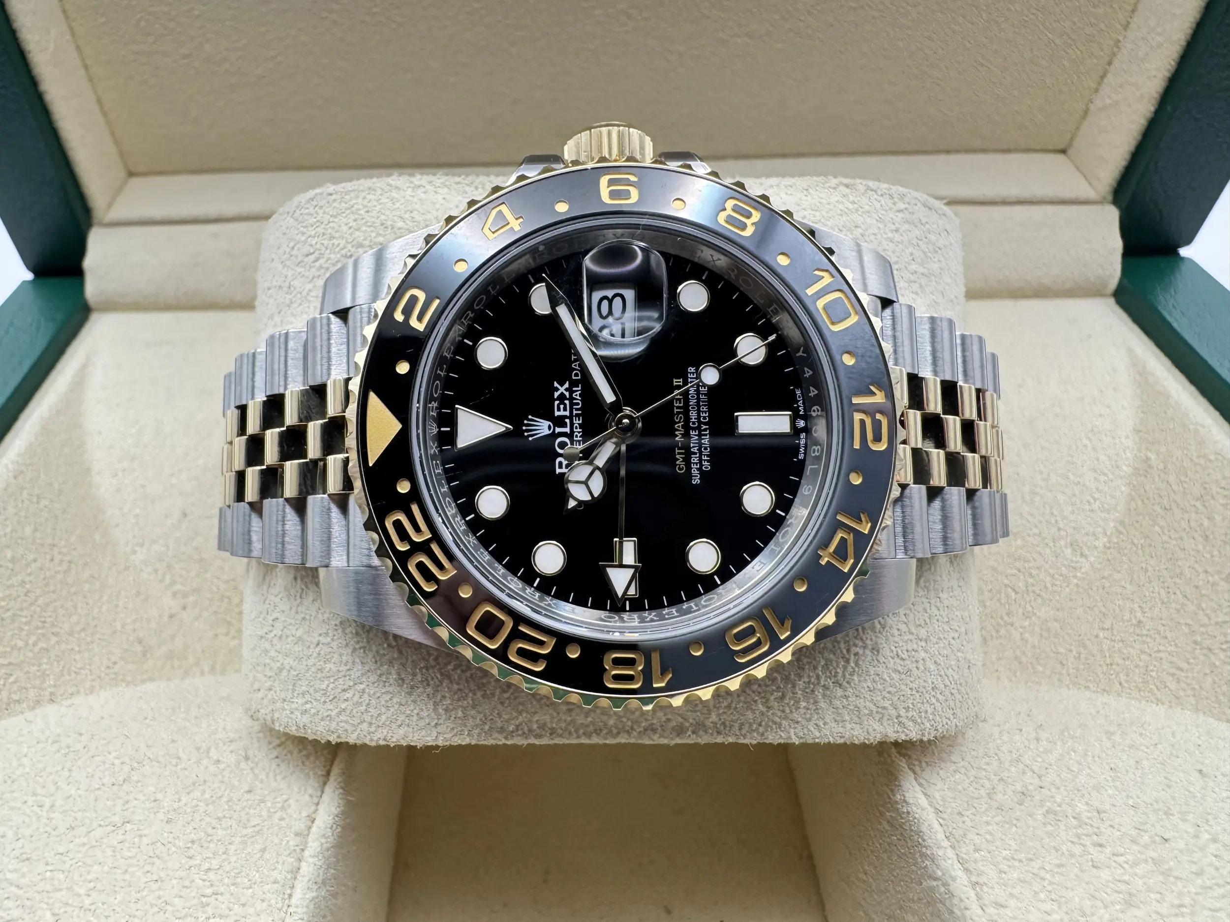 Rolex GMT Master 2 | 40mm | Two-Tone “Bruce Wayne” Zwart-Grijze Cerachrom Bezel & 18K Geelgoud | Jubilee | 126713GRNR - Image 5