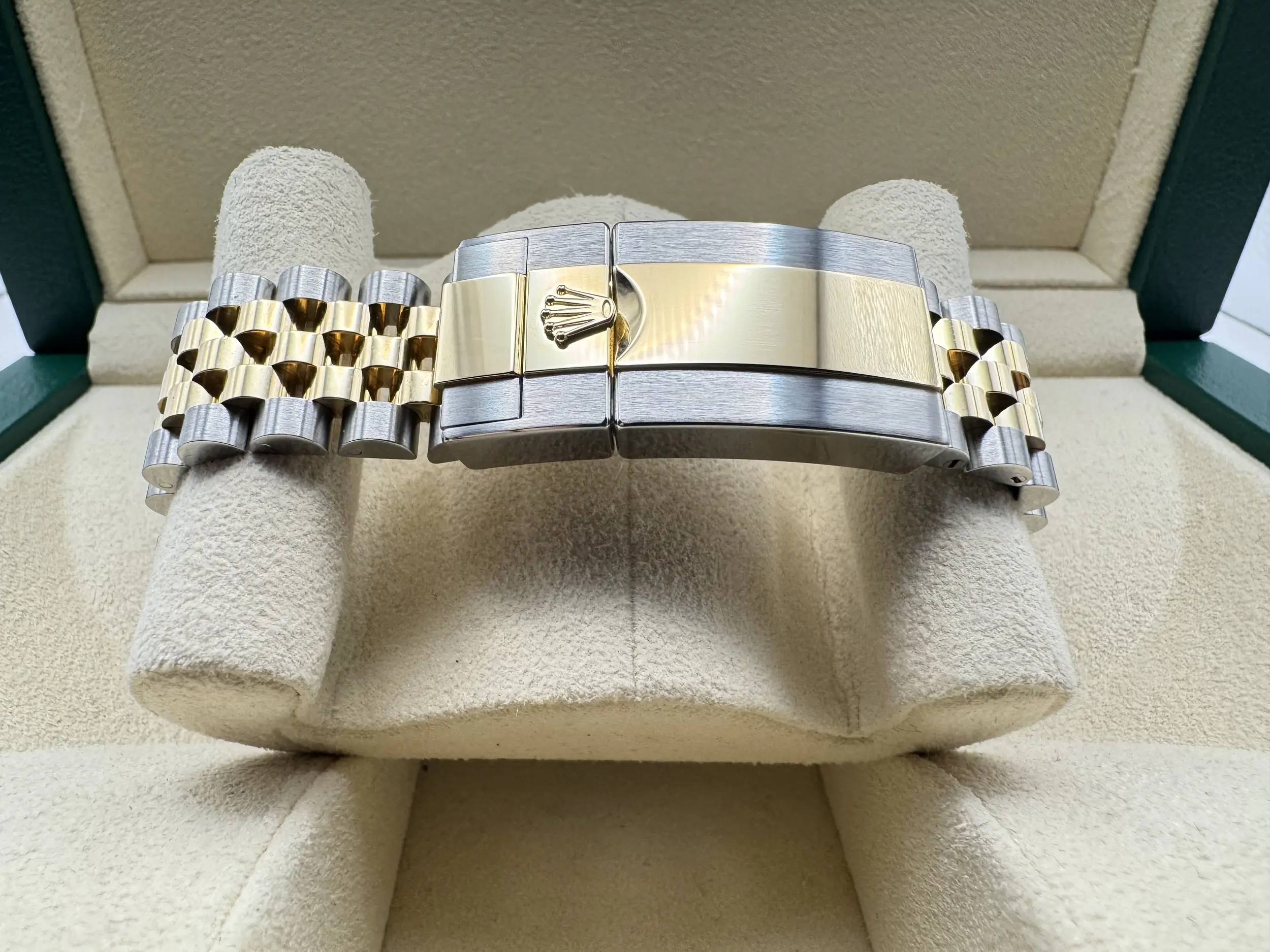 Rolex GMT Master 2 | 40mm | Two-Tone “Bruce Wayne” Zwart-Grijze Cerachrom Bezel & 18K Geelgoud | Jubilee | 126713GRNR - Image 6