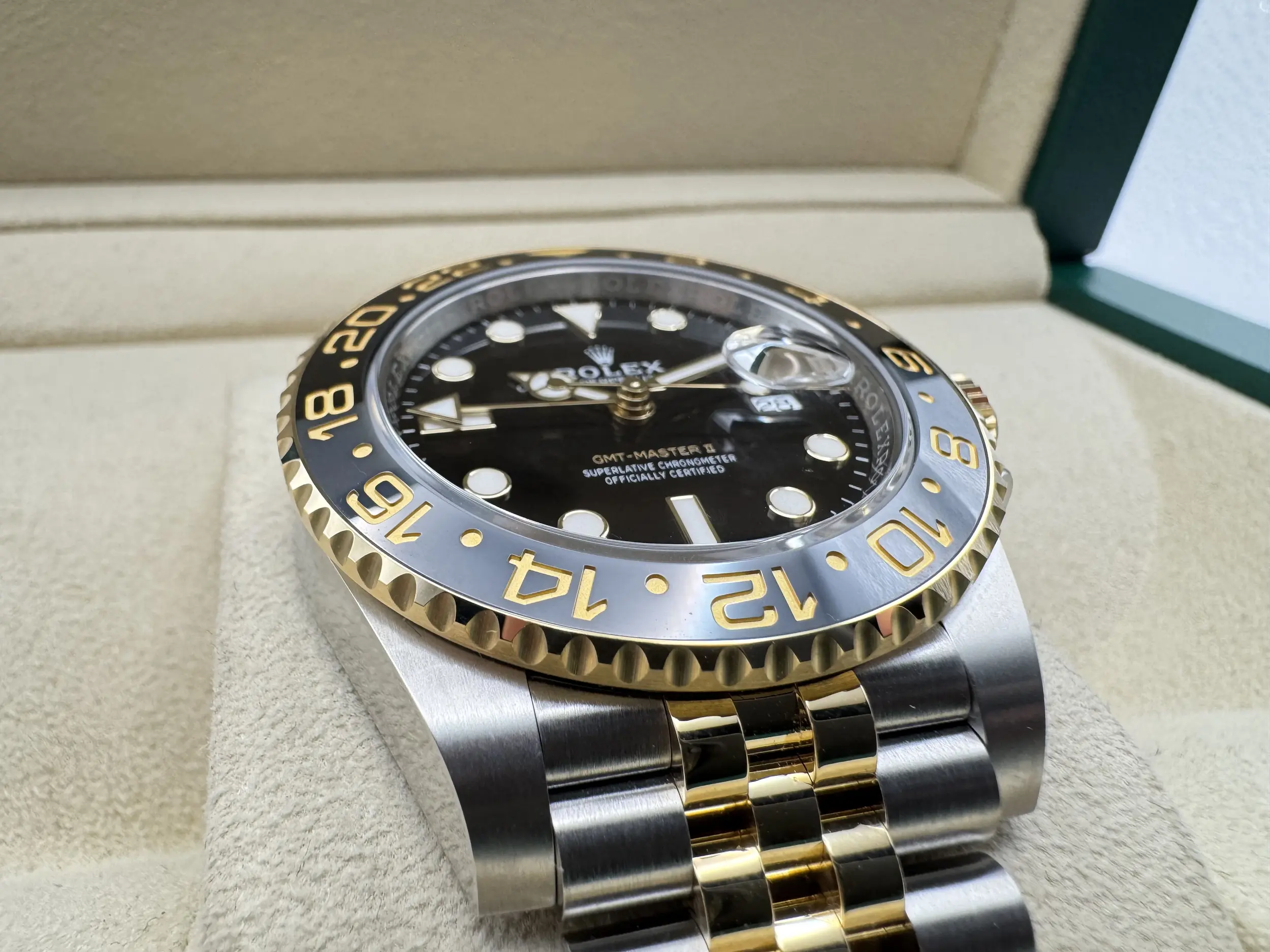 Rolex GMT Master 2 | 40mm | Two-Tone “Bruce Wayne” Zwart-Grijze Cerachrom Bezel & 18K Geelgoud | Jubilee | 126713GRNR - Image 7
