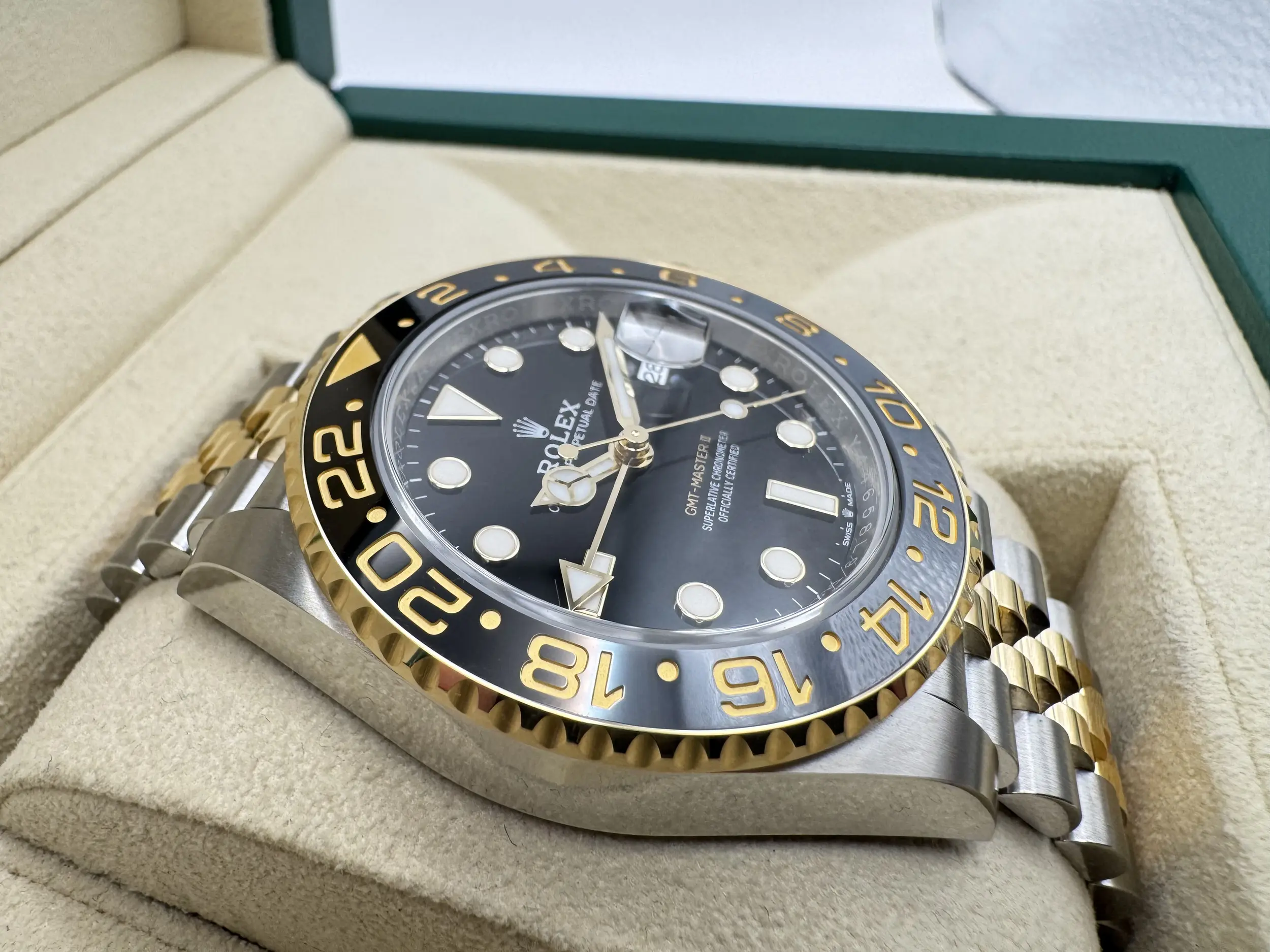 Rolex GMT Master 2 | 40mm | Two-Tone “Bruce Wayne” Zwart-Grijze Cerachrom Bezel & 18K Geelgoud | Jubilee | 126713GRNR - Image 8