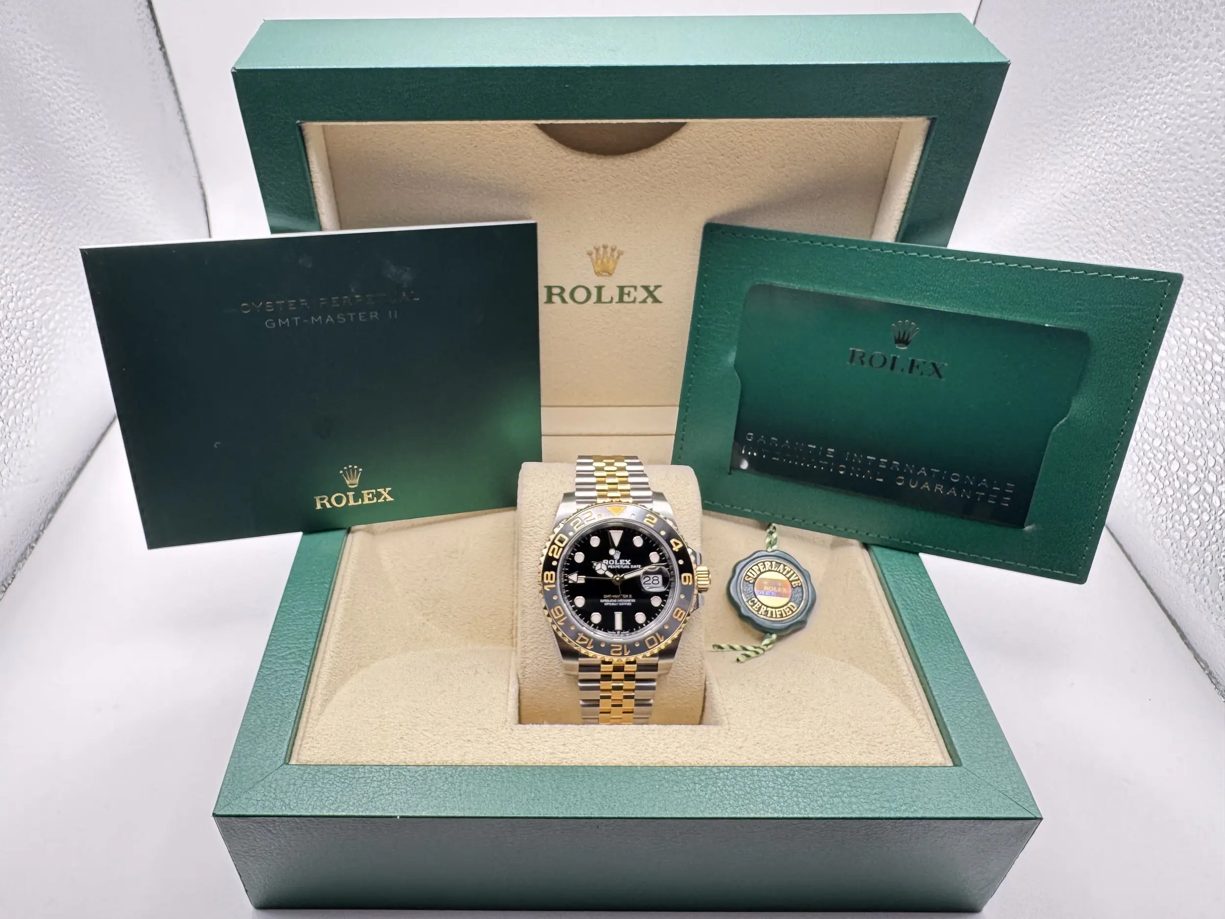 Rolex GMT Master 2 | 40mm | Two-Tone “Bruce Wayne” Zwart-Grijze Cerachrom Bezel & 18K Geelgoud | Jubilee | 126713GRNR - Image 2