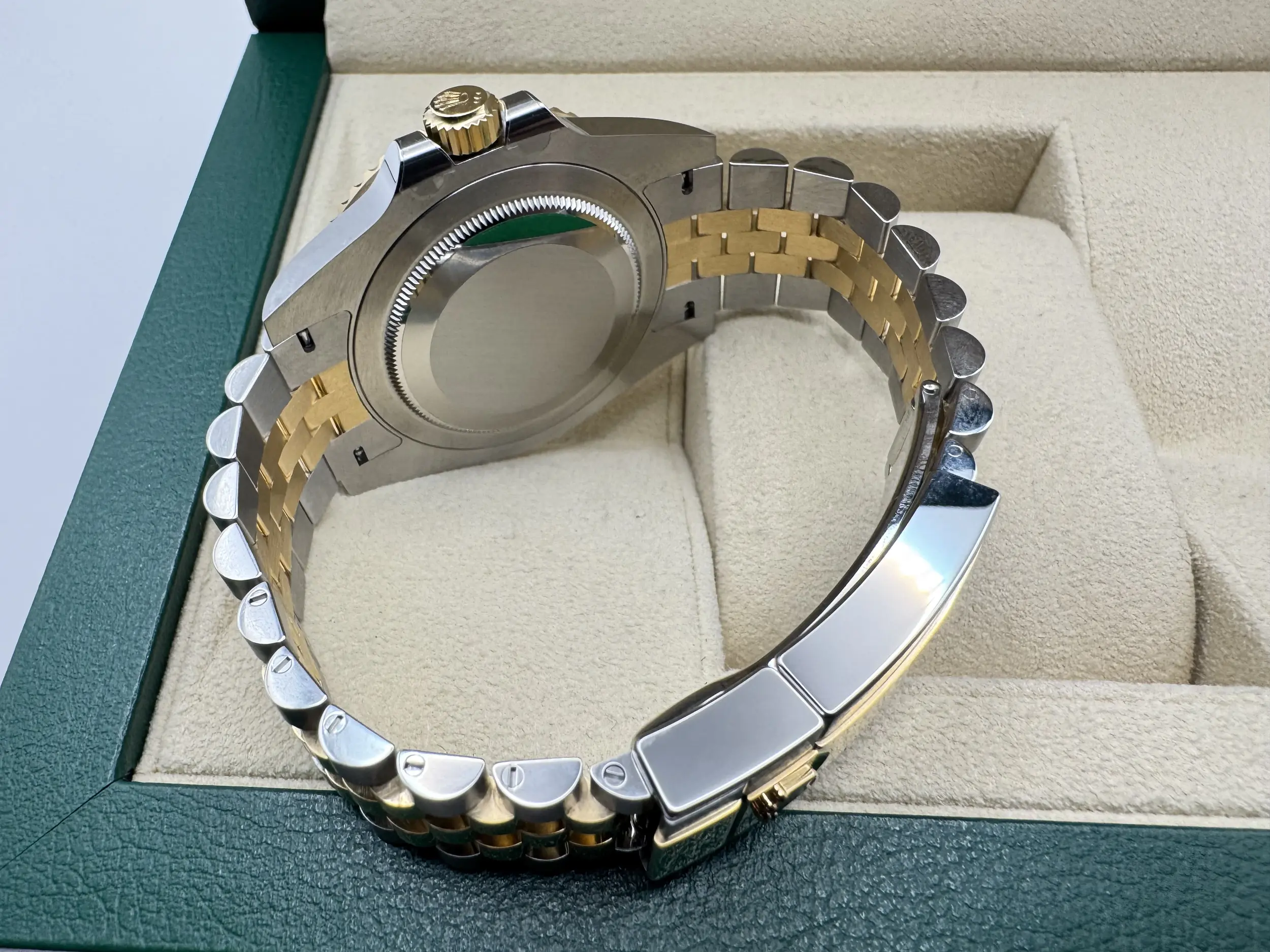Rolex GMT Master 2 | 40mm | Two-Tone “Bruce Wayne” Zwart-Grijze Cerachrom Bezel & 18K Geelgoud | Jubilee | 126713GRNR - Image 11
