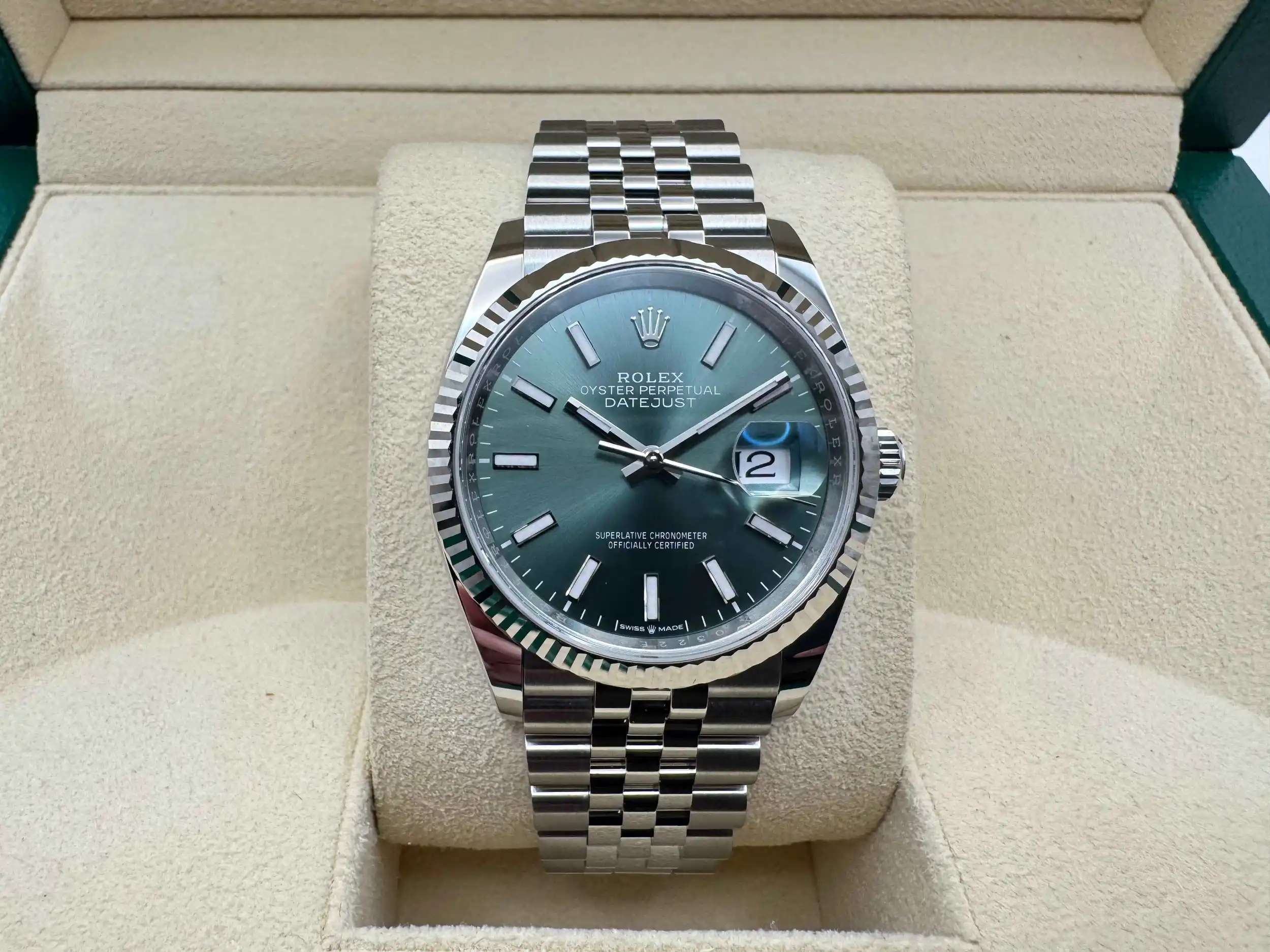 Rolex Datejust 36mm | Mintgroen Wijzerplaat | 18k Witgouden Gekartelde Lunette | Jubilee | 126234